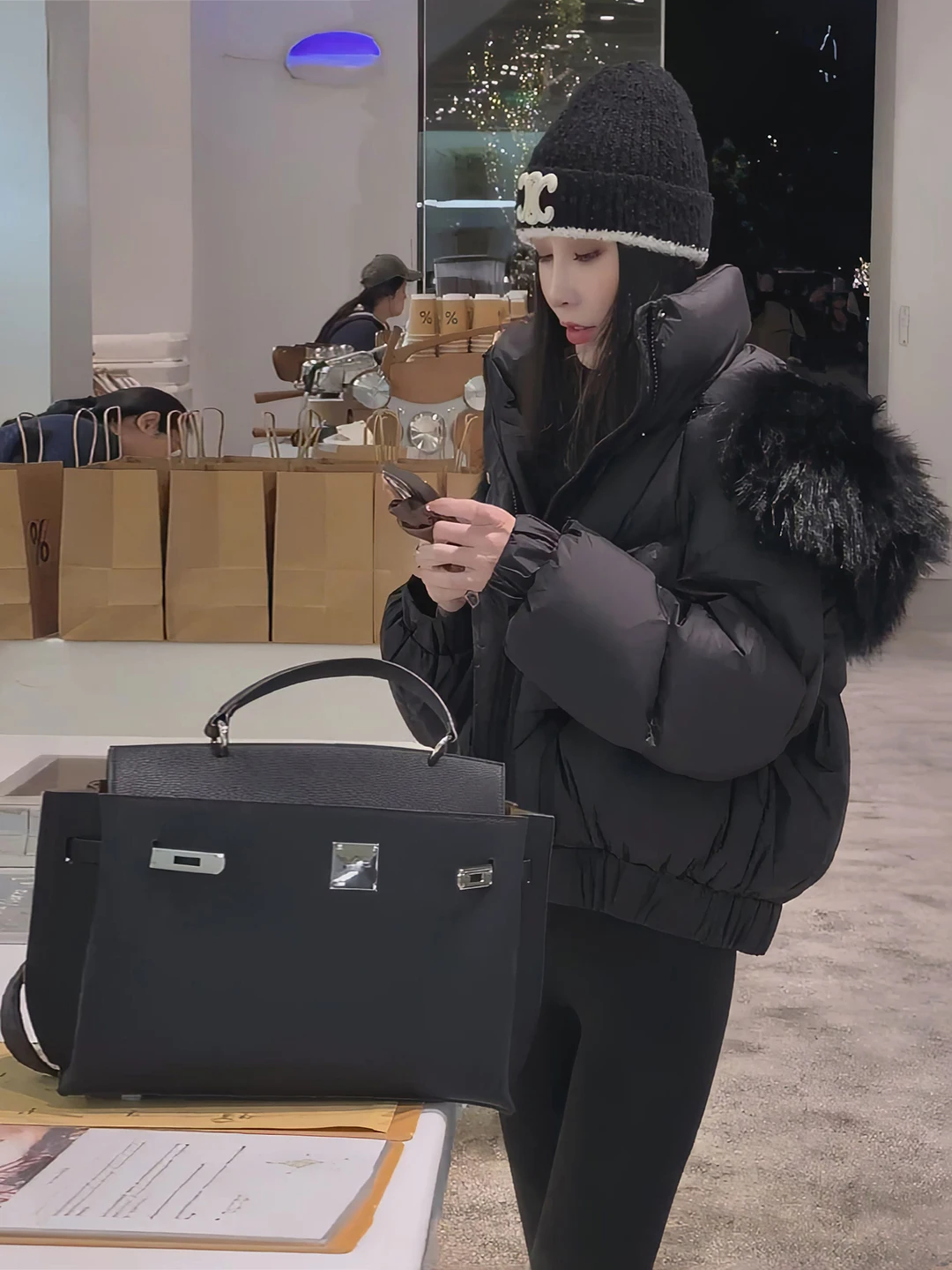 Новая женская зимняя куртка-пуховик с капюшоном и красивым меховым воротником, повседневная, свободного кроя, теплая
Новая женская зимняя куртка-пуховик с капюшоном и красивым меховым воротником, повседневная, свободного кроя, теплая