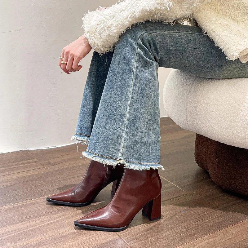 Autumn and Winter French Minimalist Design with A Sense of Temperament Korean Version Pointed High Heels and Short Boots Shoes
Autumn and Winter French Minimalist Design with A Sense of Temperament Korean Version Pointed High Heels and Short Boots Shoes