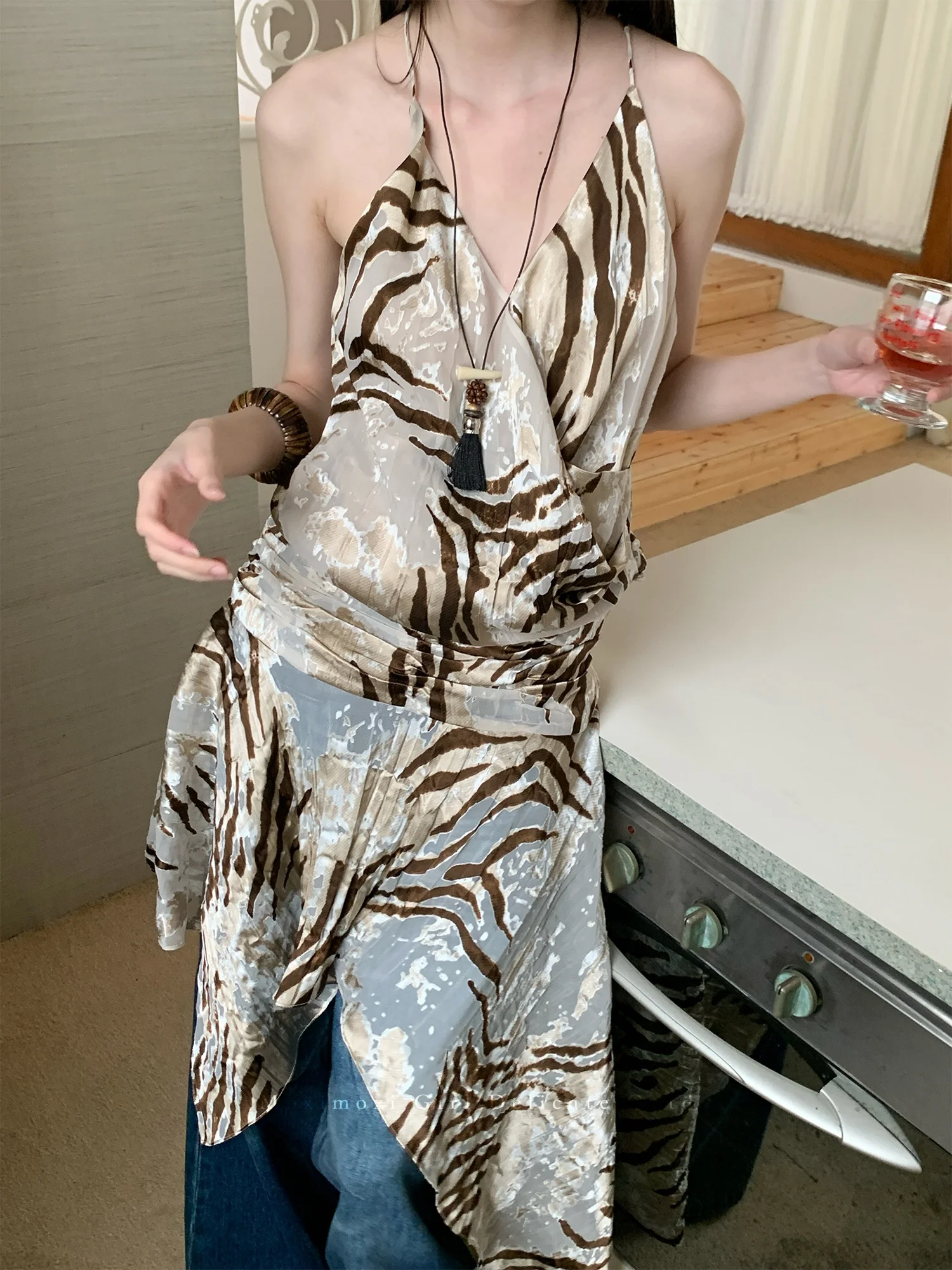 MOXI Holiday Romantic Heavy Embossed Zebra Print Asymmetrical Halter Gown Women's Mid-Length Sleeveless Dress for Daily Wear
MOXI Holiday Romantic Heavy Embossed Zebra Print Asymmetrical Halter Gown Women's Mid-Length Sleeveless Dress for Daily Wear