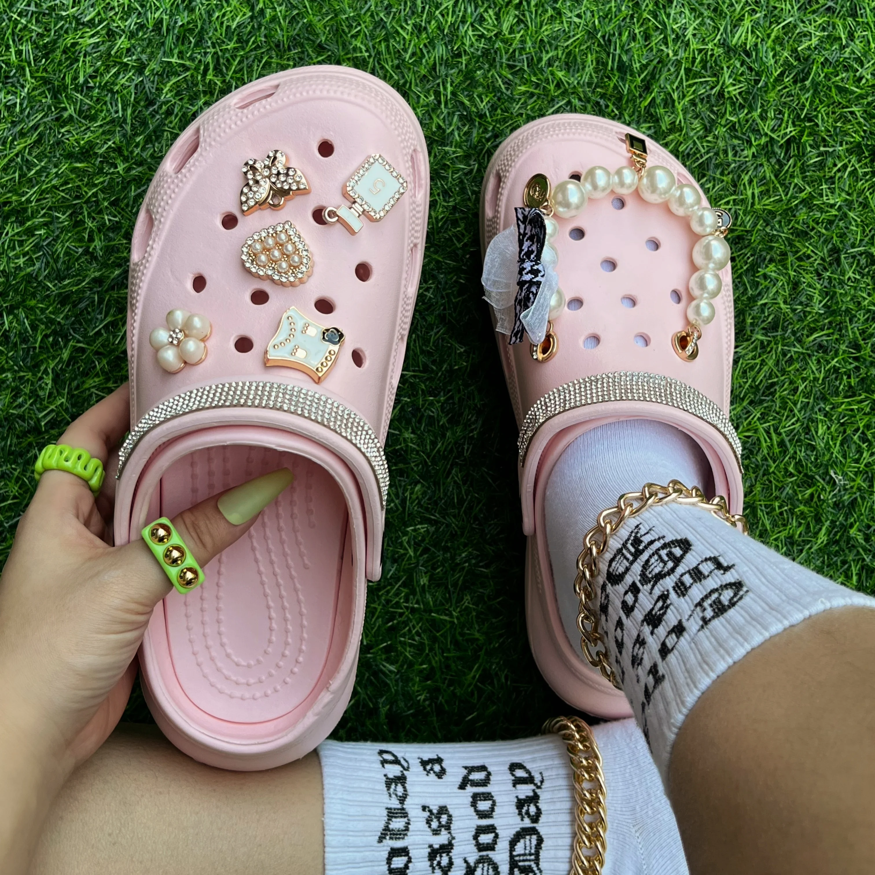 Summer Garden Slippers Women Bow Diamond Decoration Hole Shoes Soft Bottom Non-Slip Fashion EVA Baotou Clogs Luxury Sandals
Summer Garden Slippers Women Bow Diamond Decoration Hole Shoes Soft Bottom Non-Slip Fashion EVA Baotou Clogs Luxury Sandals