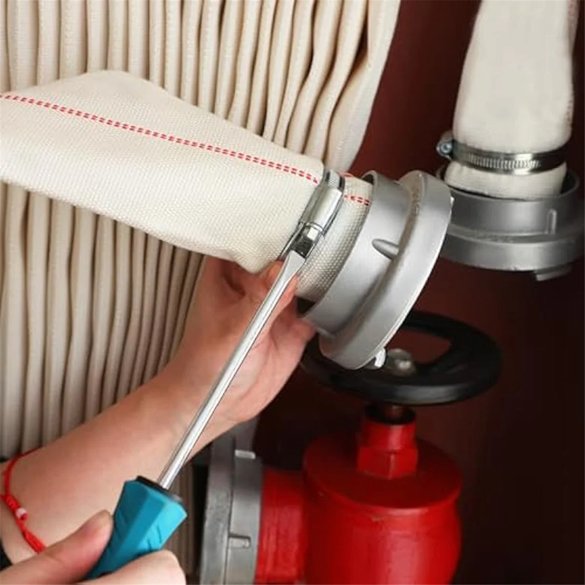 HLES 33 фута хомут для шланга из нержавеющей стали DIY металлический ремешок и 20 шт. крепеж регулируемые червячные хомуты для шлангов для труб
HLES 33 фута хомут для шланга из нержавеющей стали DIY металлический ремешок и 20 шт. крепеж регулируемые червячные хомуты для шлангов для труб