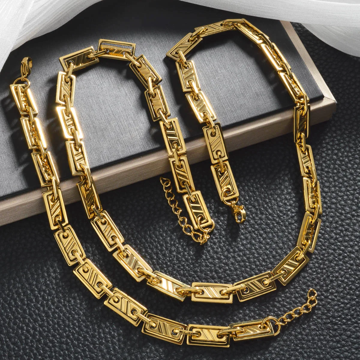 Новый французский модный комплект украшений из Дубая: позолоченные 24-каратным золотом ожерелье и браслет, изысканный набор для помолвки или вечеринки для влюбленных
Новый французский модный комплект украшений из Дубая: позолоченные 24-каратным золотом ожерелье и браслет, изысканный набор для помолвки или вечеринки для влюбленных