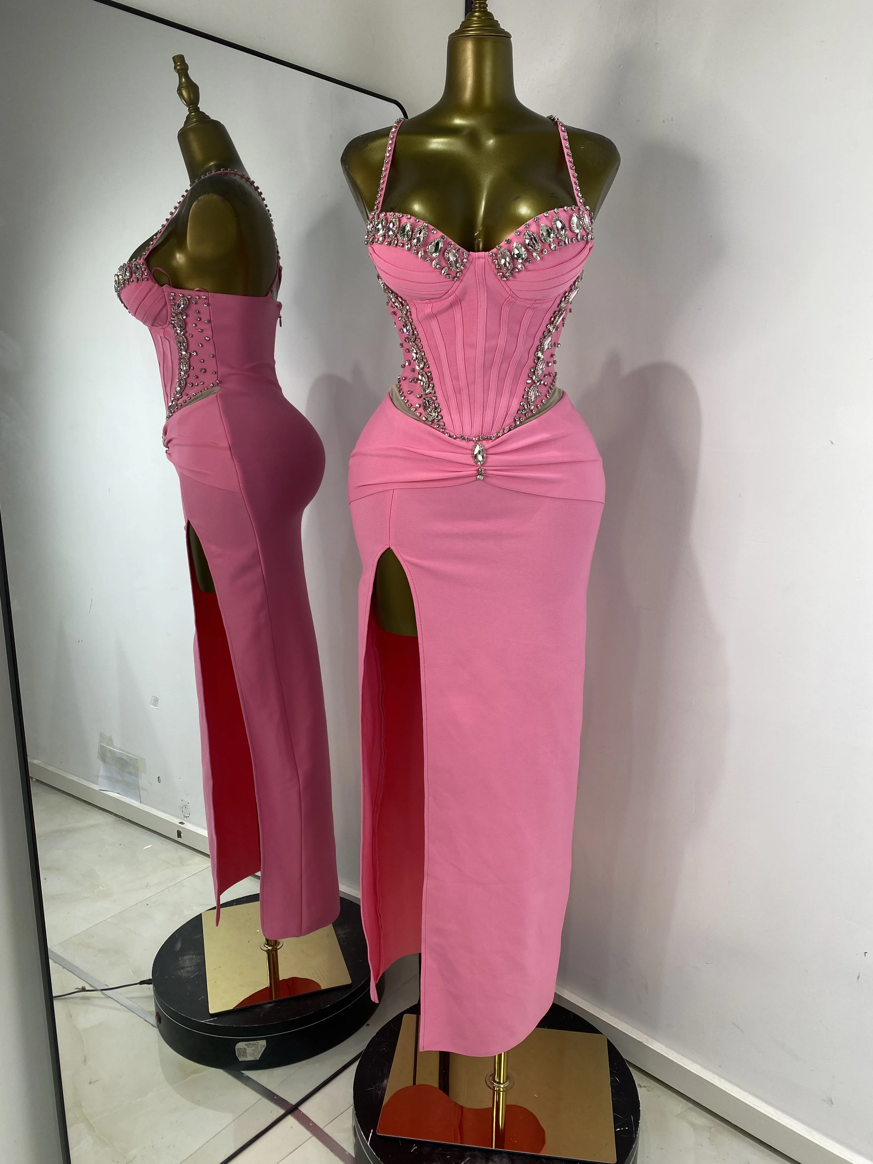 Women Luxury Pink Bandage Dress Spaghetti Strap V Neck Crystale Pleated Open Leg Long Birthday Celebrity Evening Party Dresses
Women Luxury Pink Bandage Dress Spaghetti Strap V Neck Crystale Pleated Open Leg Long Birthday Celebrity Evening Party Dresses