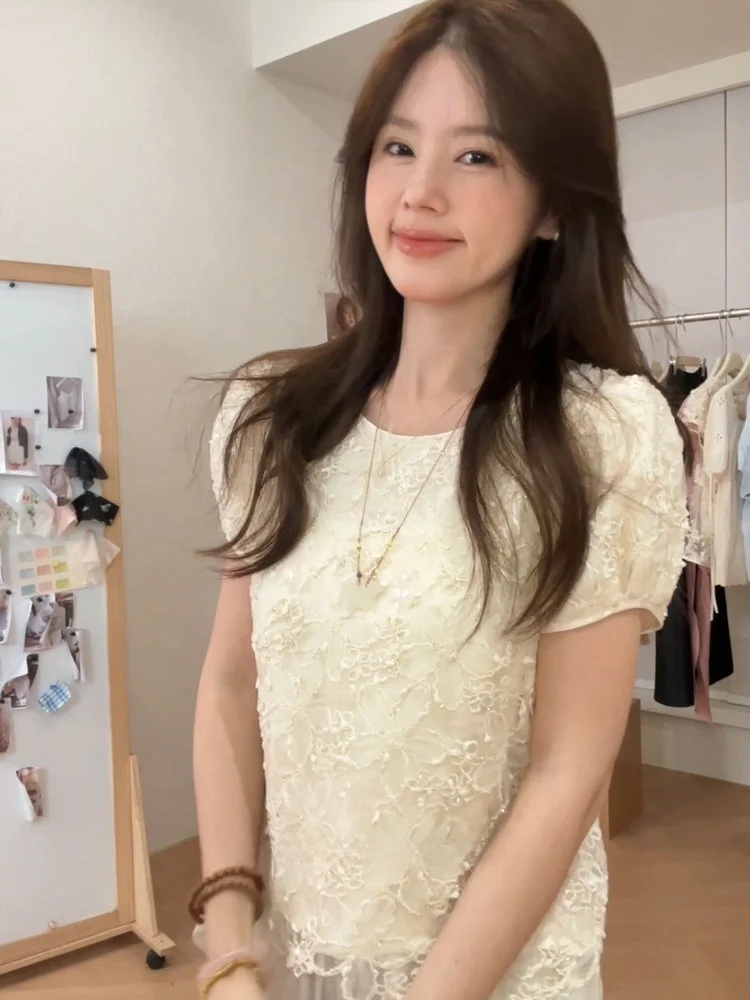 Летняя женская блузка из полиэстера с цветочной кружевной вышивкой, свободного кроя, в корейском стиле, повседневная, с лоскутным дизайном
Летняя женская блузка из полиэстера с цветочной кружевной вышивкой, свободного кроя, в корейском стиле, повседневная, с лоскутным дизайном