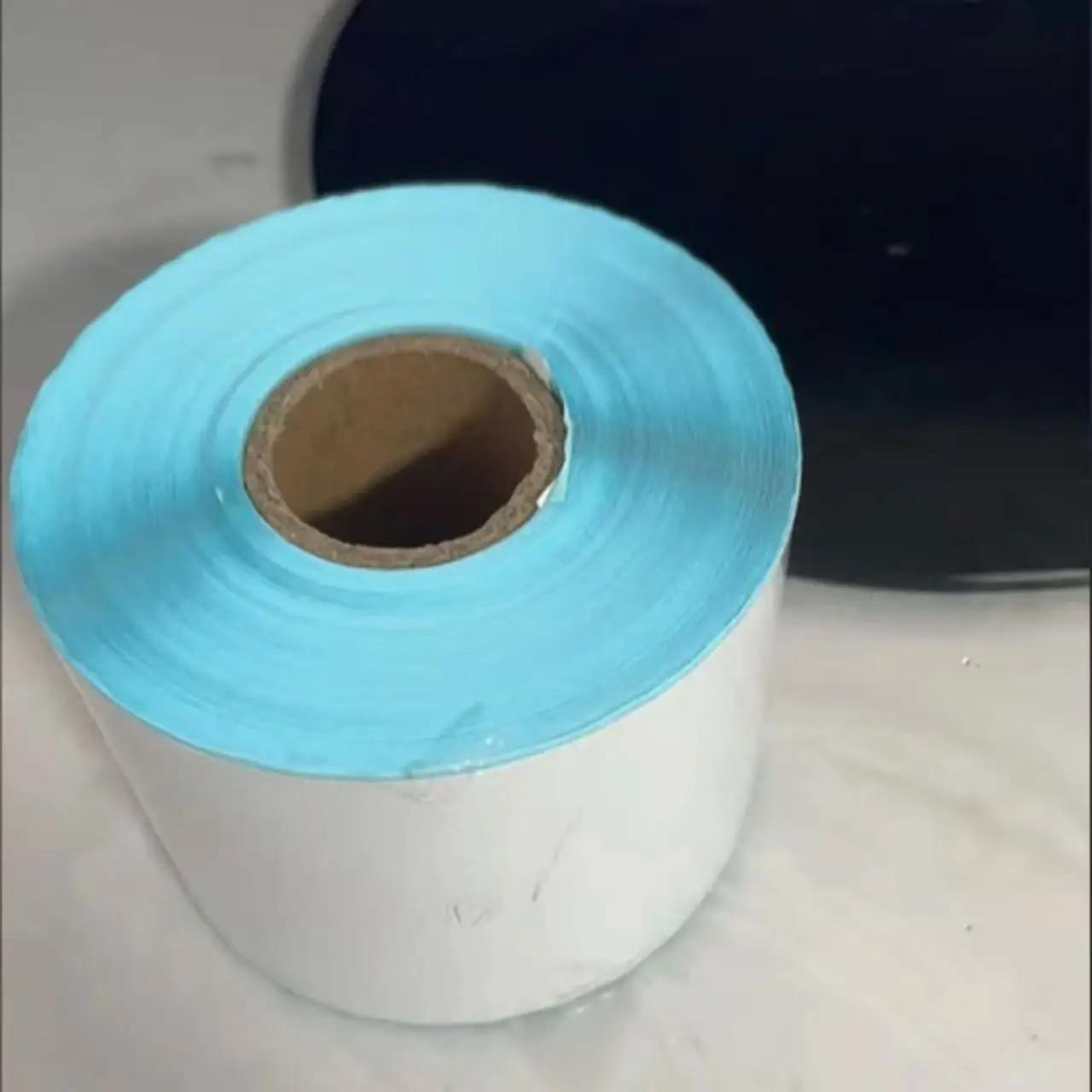 Большой рулон трехзащитной термобумаги для непрерывной самоклеющейся печати 45 57 60 75 80 мм x 30 м Пустая термобумага для этикеток Легко очищаемая
Большой рулон трехзащитной термобумаги для непрерывной самоклеющейся печати 45 57 60 75 80 мм x 30 м Пустая термобумага для этикеток Легко очищаемая