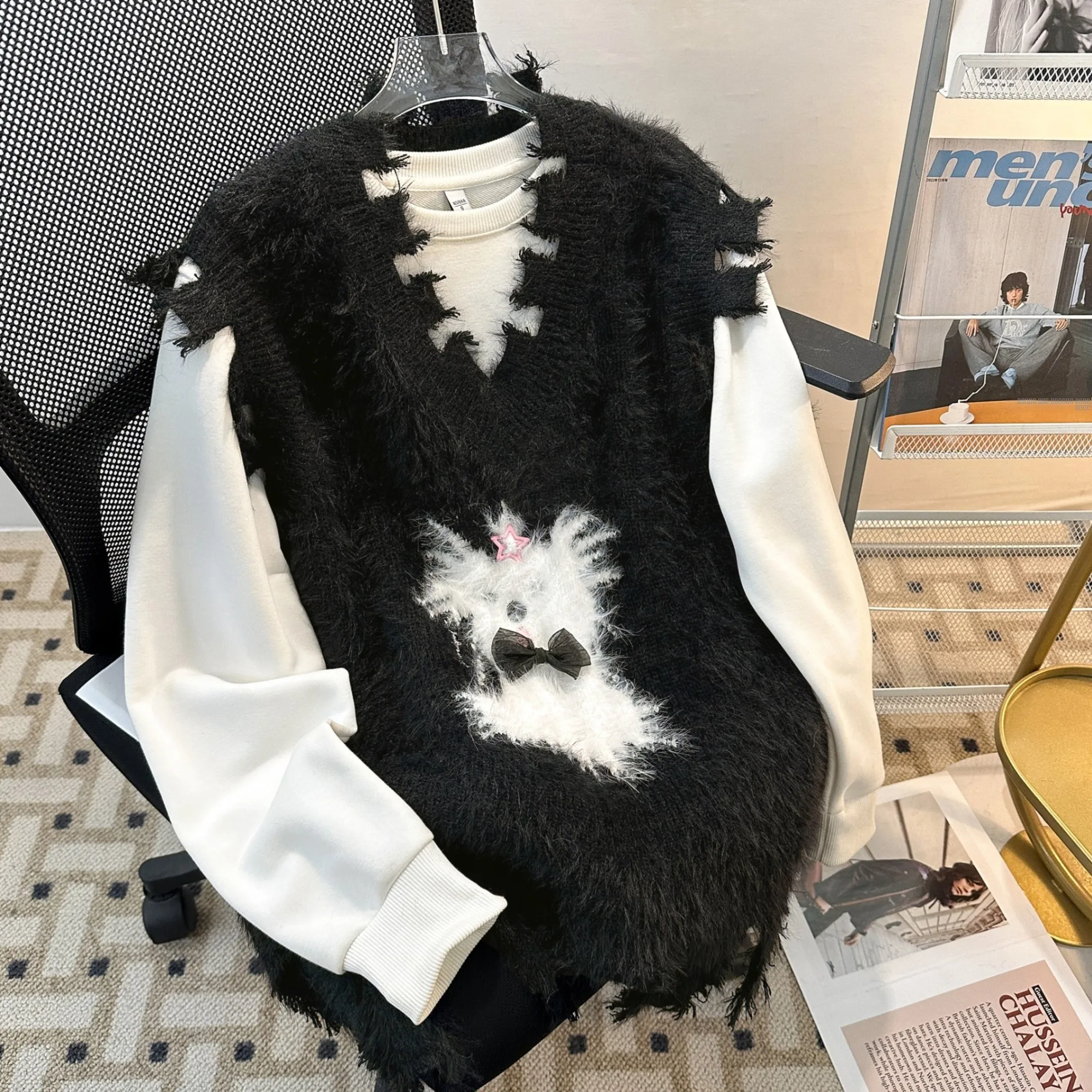 American Style V-Neck Knitted Vest Topless Sweater for Men And Women College Style Age Reduction Autumn New Design Layering
American Style V-Neck Knitted Vest Topless Sweater for Men And Women College Style Age Reduction Autumn New Design Layering