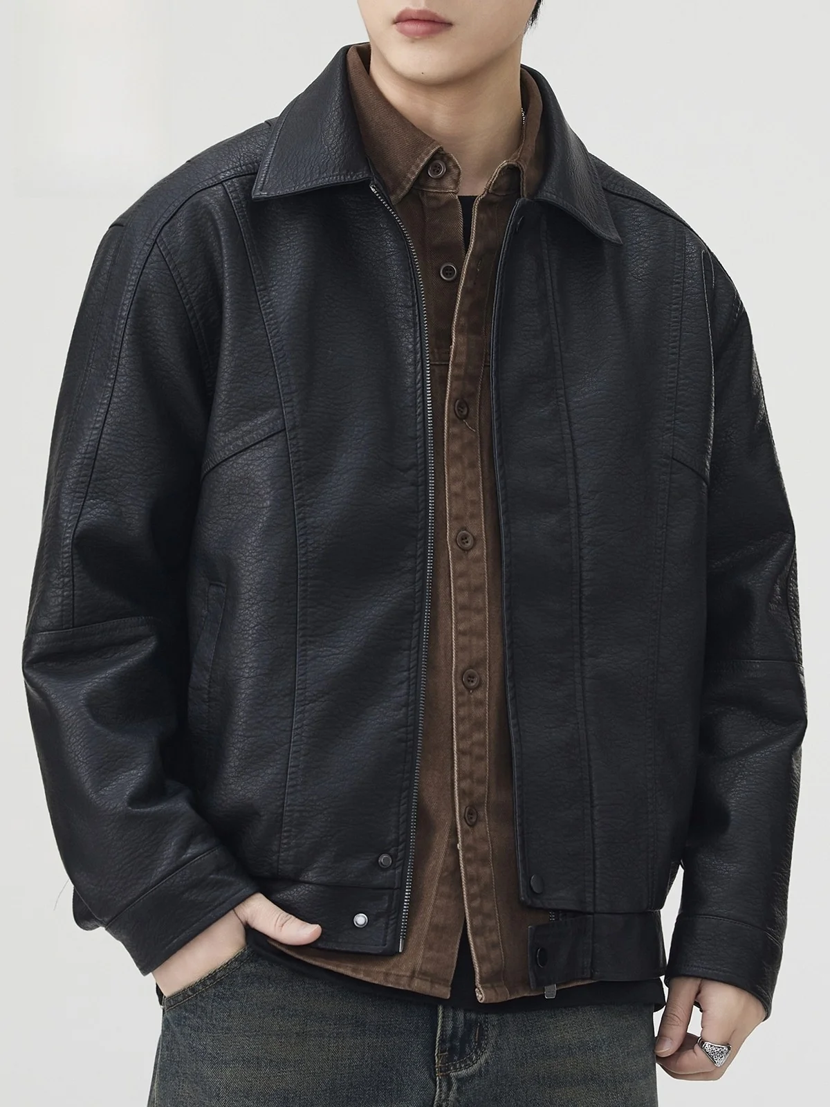 Rn American Sle PU Leather Jaet Men's Autumn Winter New Faion Loose Casual Retro Motorcycle Collar Jaet Coat
Rn American Sle PU Leather Jaet Men's Autumn Winter New Faion Loose Casual Retro Motorcycle Collar Jaet Coat