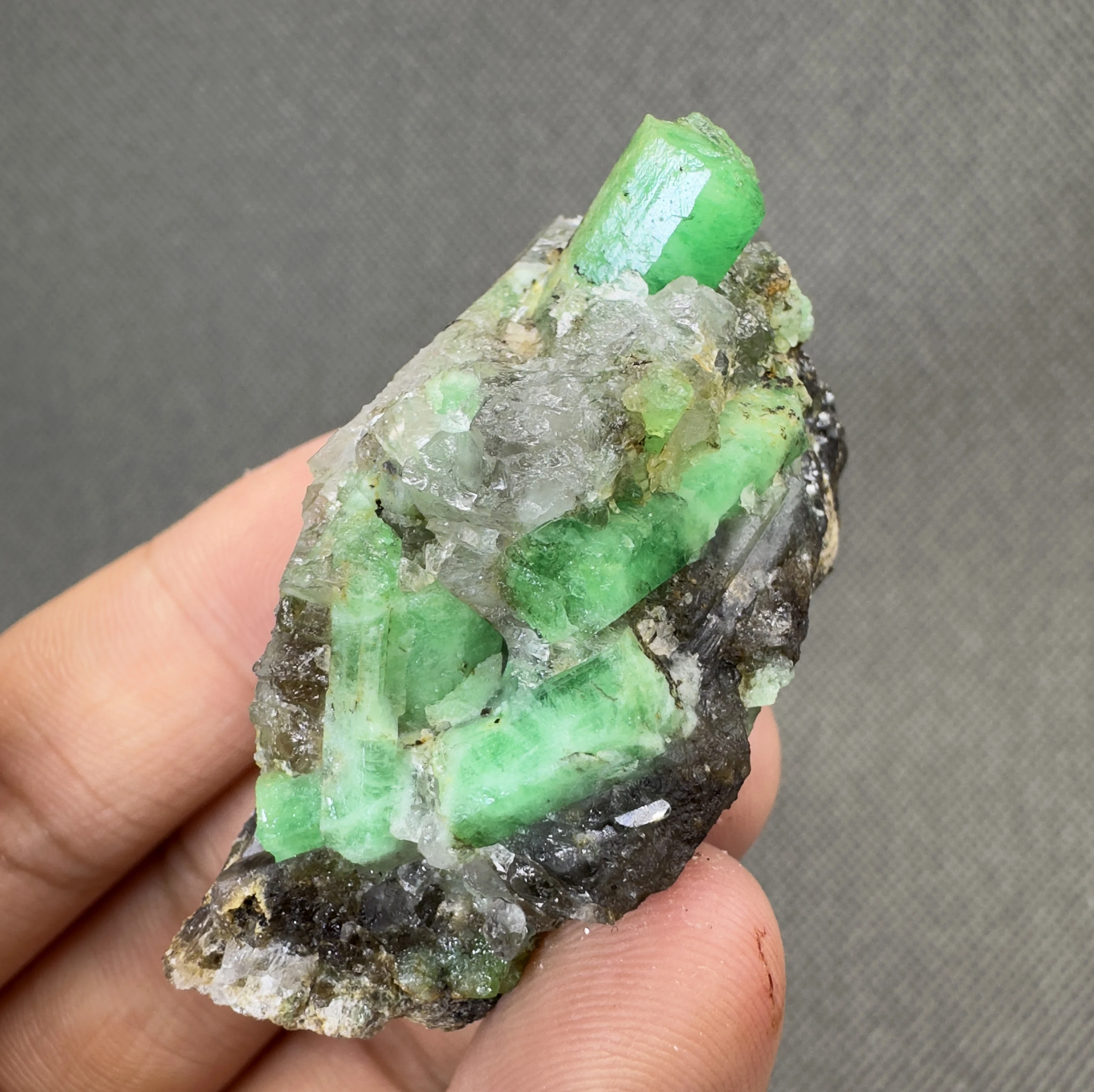 39 g Natural emerald mineral specimen + healing quartz crystals and stones rock gemstone
39 g Natural emerald mineral specimen + healing quartz crystals and stones rock gemstone