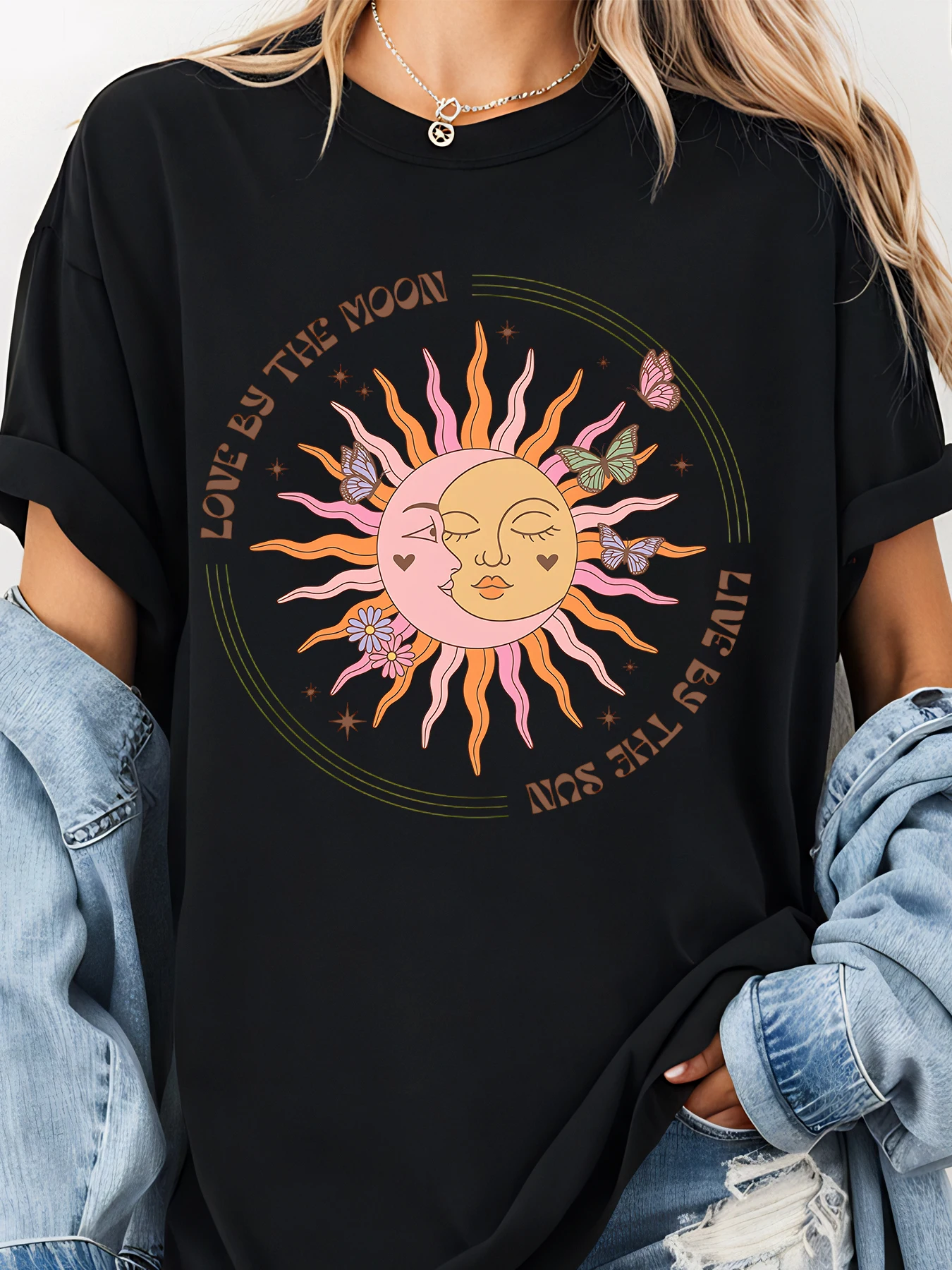 Футболка с рисунком Солнца и Луны с бабочками и цветами в стиле бохо для женщин, повседневная одежда, летняя одежда
Футболка с рисунком Солнца и Луны с бабочками и цветами в стиле бохо для женщин, повседневная одежда, летняя одежда