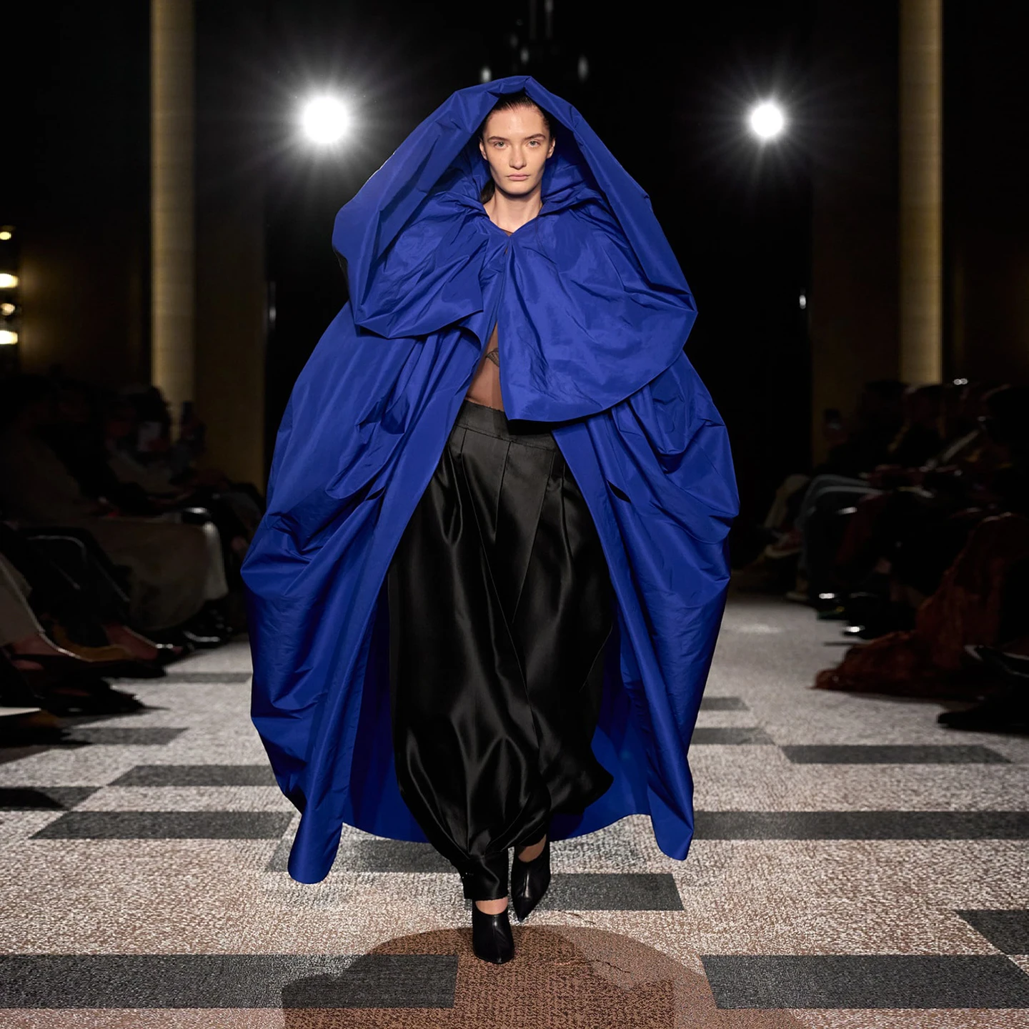 Elegant Blue Taffeta cape Tea Length Women Coat New Fashion Runay Cape Evening Coat Chic TSWD864
Elegant Blue Taffeta cape Tea Length Women Coat New Fashion Runay Cape Evening Coat Chic TSWD864