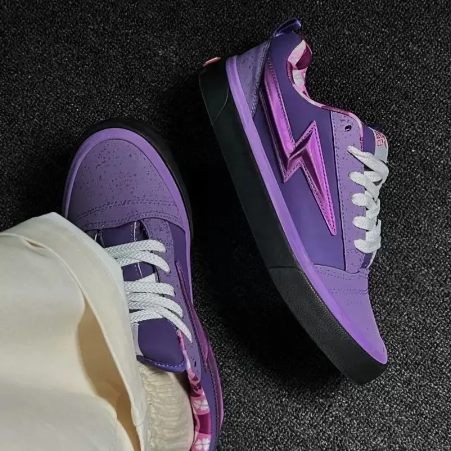 2026 Fall/Winter Explosion Head Embroidered American Street Style Sneakers Blue with Brown Sole Versatile Unisex Lightning Shoe
2026 Fall/Winter Explosion Head Embroidered American Street Style Sneakers Blue with Brown Sole Versatile Unisex Lightning Shoe