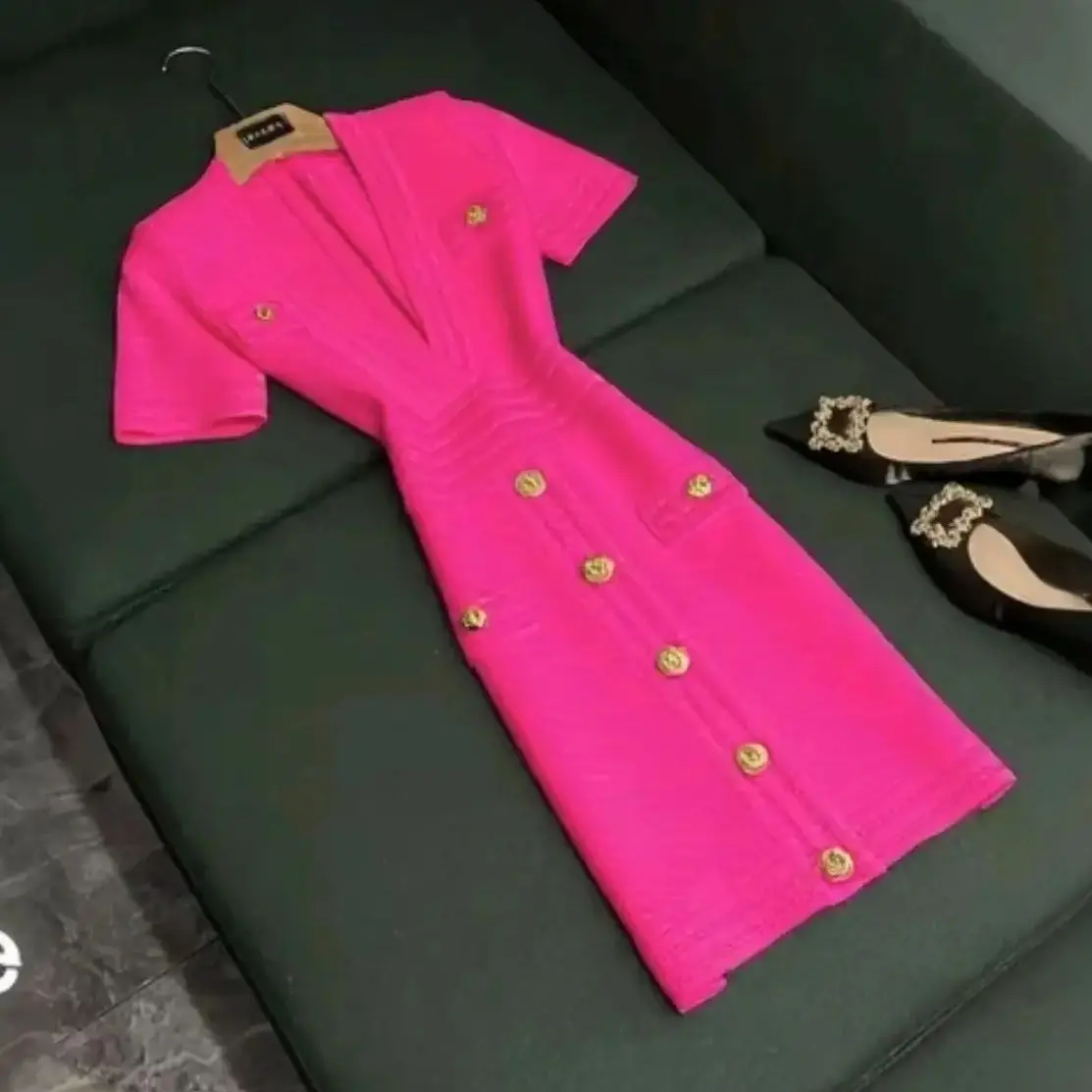 High Quality New Style Commuting Socialite Style Classic V-Neck Knitted Short Skirt With Rivet Buckle Short Sleeved Dress
High Quality New Style Commuting Socialite Style Classic V-Neck Knitted Short Skirt With Rivet Buckle Short Sleeved Dress