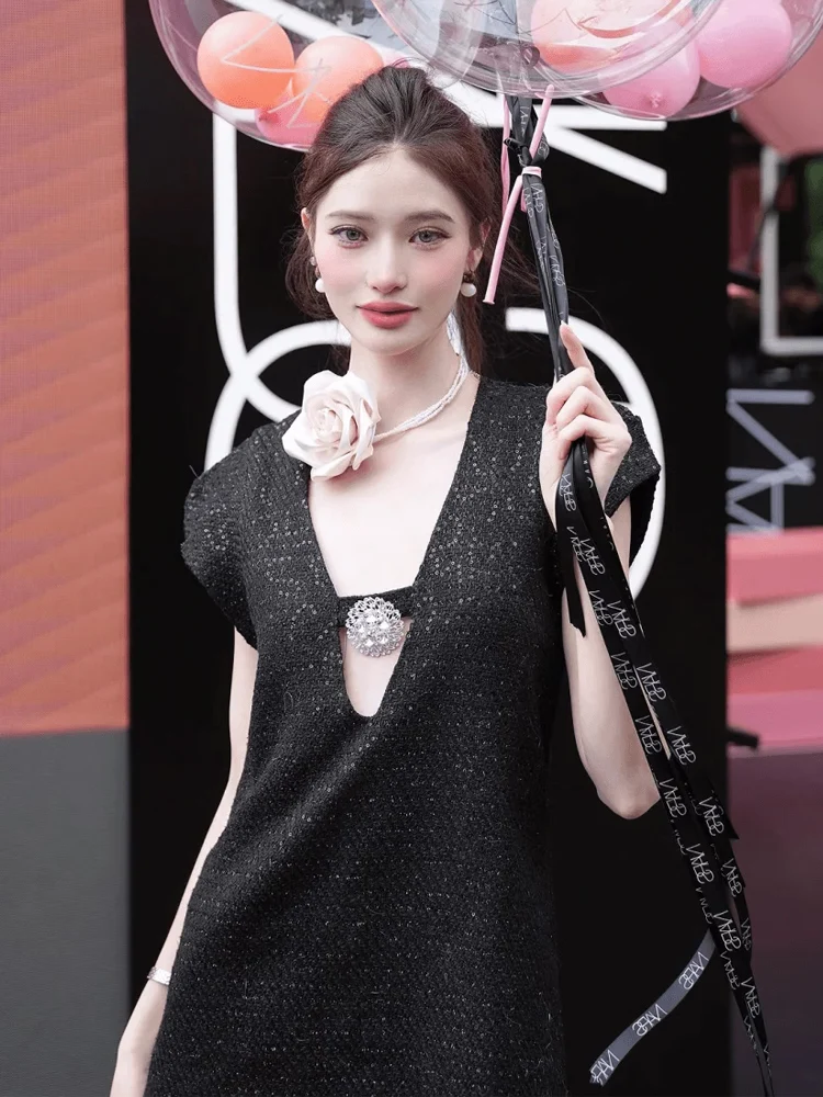Elegant Sexy V-Neck Dress Women's Fashionable Luxury Sensation Precise Heavy Work Rhinestone High Waist Fairy Skirt City Comm...
Elegant Sexy V-Neck Dress Women's Fashionable Luxury Sensation Precise Heavy Work Rhinestone High Waist Fairy Skirt City Comm...