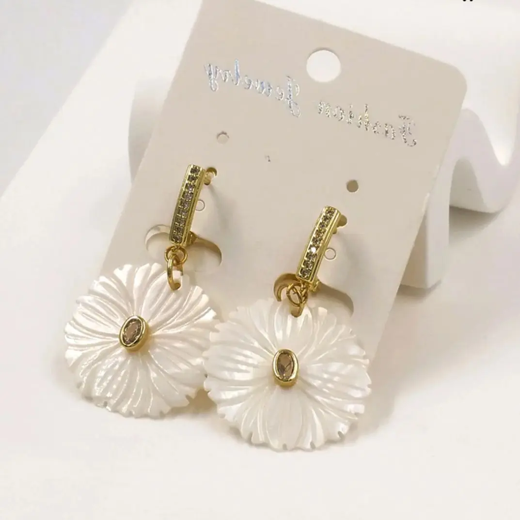 WT-MPE182 Серьги-клипсы в милом и романтичном стиле в форме цветка из гладкой натуральной белой ракушки с циркониевым покрытием
WT-MPE182 Серьги-клипсы в милом и романтичном стиле в форме цветка из гладкой натуральной белой ракушки с циркониевым покрытием
