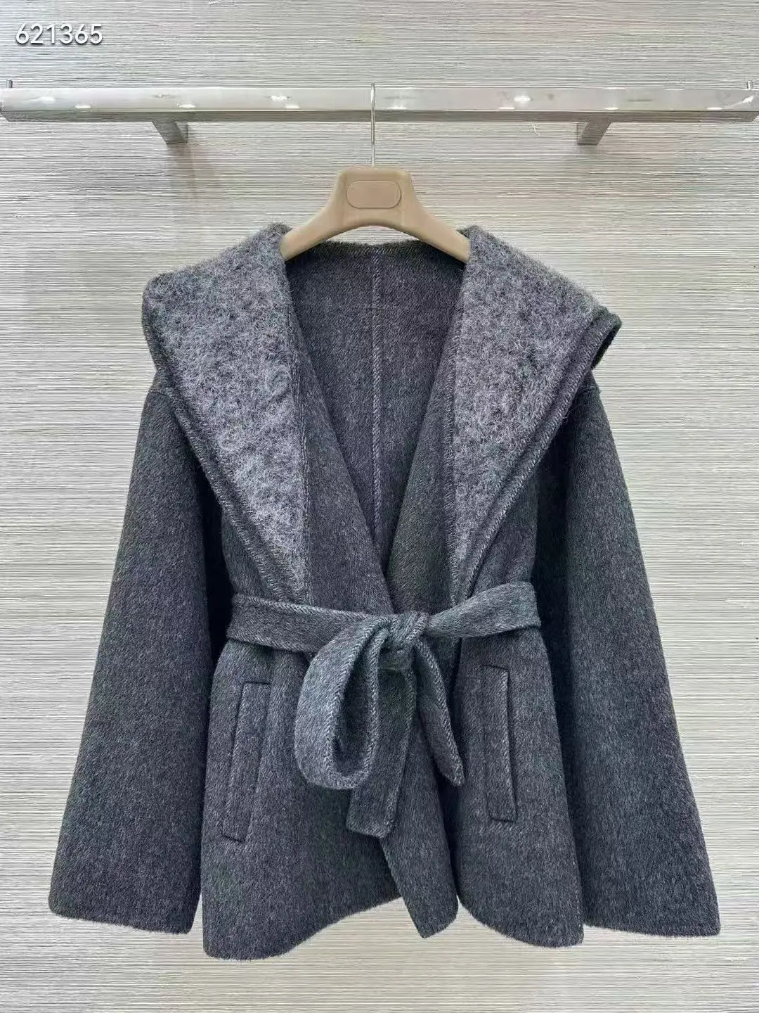 Winter new elegant and fashionable retro socialite temperament hooded double-sided cashmere short coat women's clothing
Winter new elegant and fashionable retro socialite temperament hooded double-sided cashmere short coat women's clothing
