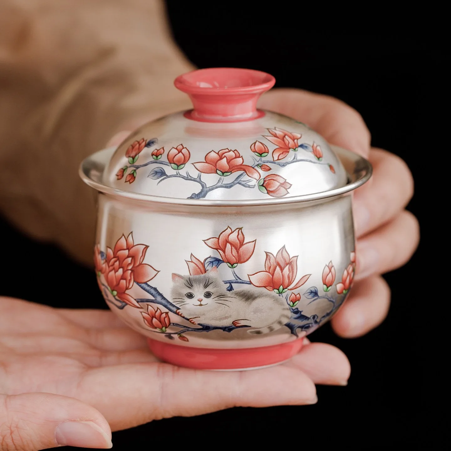 Handmade Plated 999 Silver Cat Magnolia Cover Bowl Teacup Ceramic Special Master Cup Kung Fu Tea Set High-end Cover Bowl Holder
Handmade Plated 999 Silver Cat Magnolia Cover Bowl Teacup Ceramic Special Master Cup Kung Fu Tea Set High-end Cover Bowl Holder
