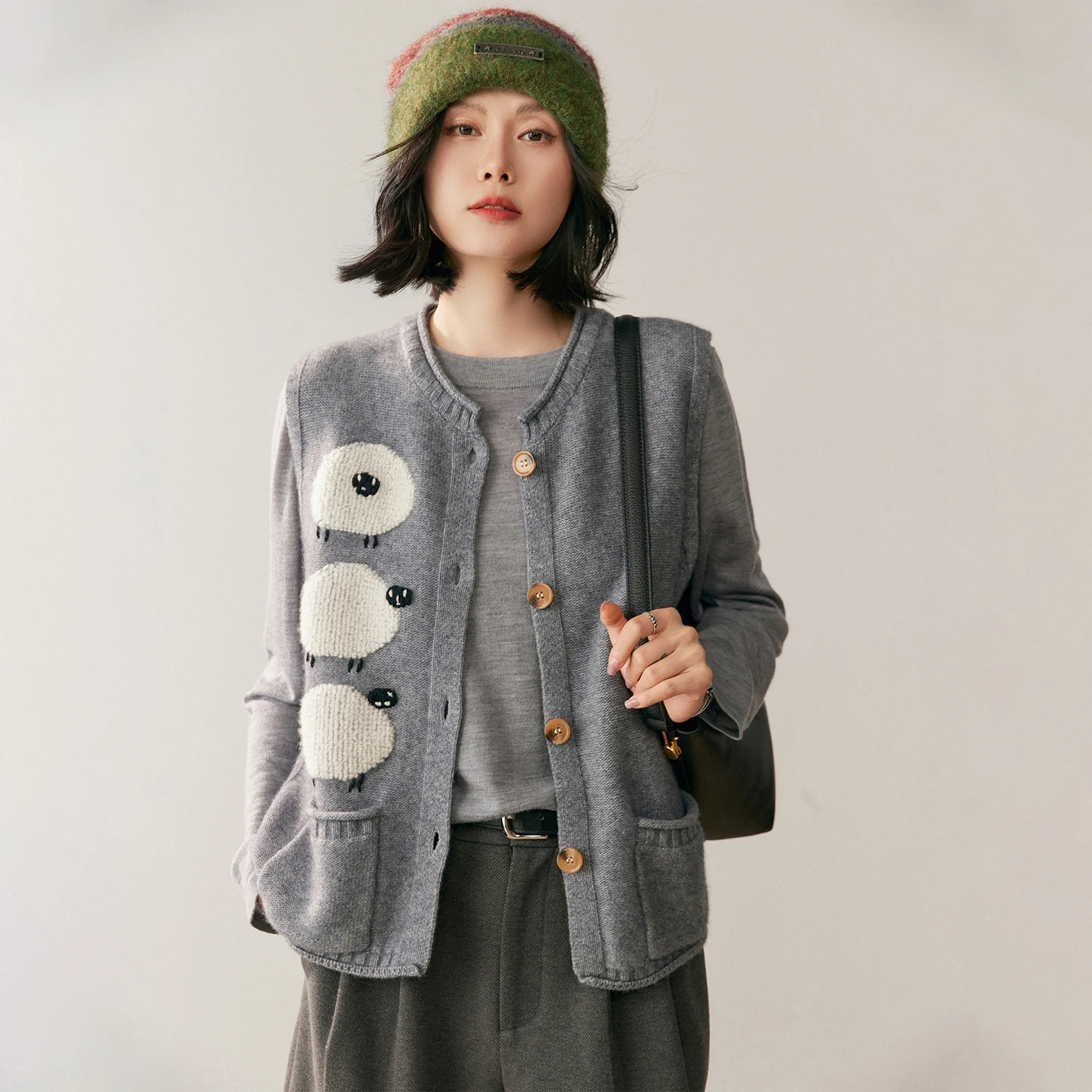 Осенне-зимний новый женский жилет из 100% чистого кашемира, вязаный кардиган без рукавов с круглым вырезом, корейская версия, кашемировый женский свитер
Осенне-зимний новый женский жилет из 100% чистого кашемира, вязаный кардиган без рукавов с круглым вырезом, корейская версия, кашемировый женский свитер