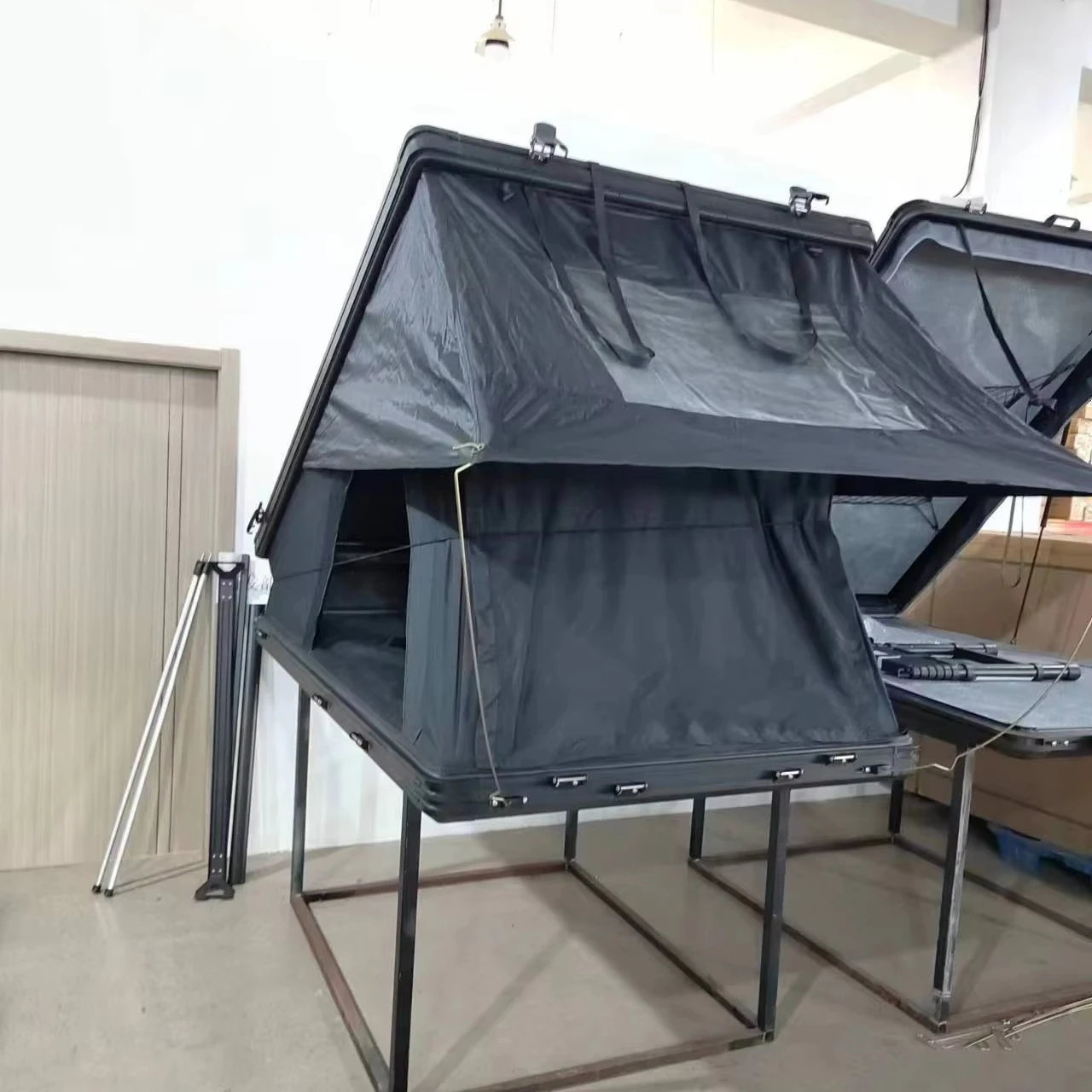 WJW DZ Усовершенствованная настройка 4x4 Жесткий корпус Кемпер Палатка на крыше автомобиля Алюминиевый корпус 
WJW DZ Усовершенствованная настройка 4x4 Жесткий корпус Кемпер Палатка на крыше автомобиля Алюминиевый корпус