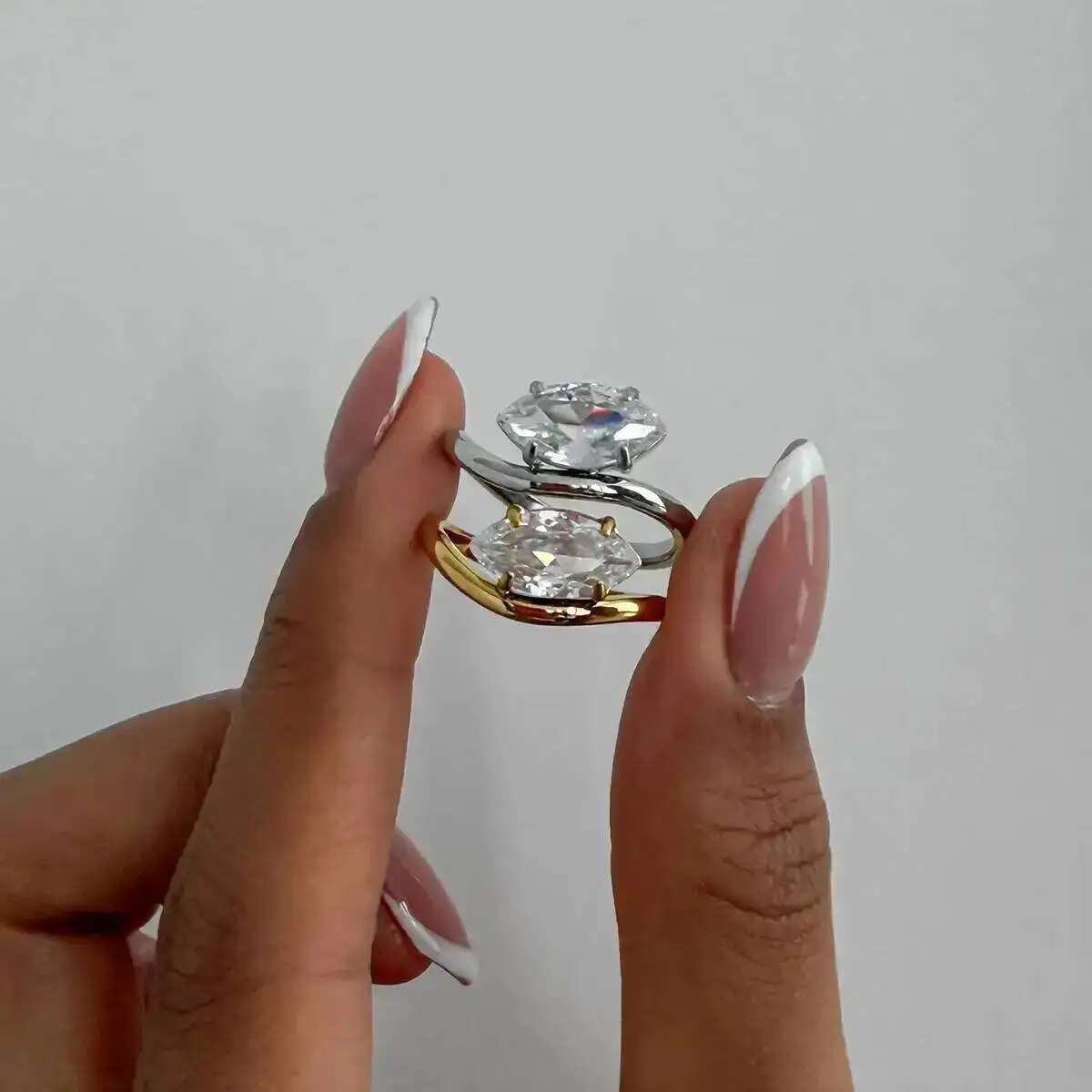 Salircon Shiny Luxury Glass Rhinestone 18K Gold Plated Stainless Steel Ring Wed Bridal Banquet Accessory Waterproof Jewelry
Salircon Shiny Luxury Glass Rhinestone 18K Gold Plated Stainless Steel Ring Wed Bridal Banquet Accessory Waterproof Jewelry