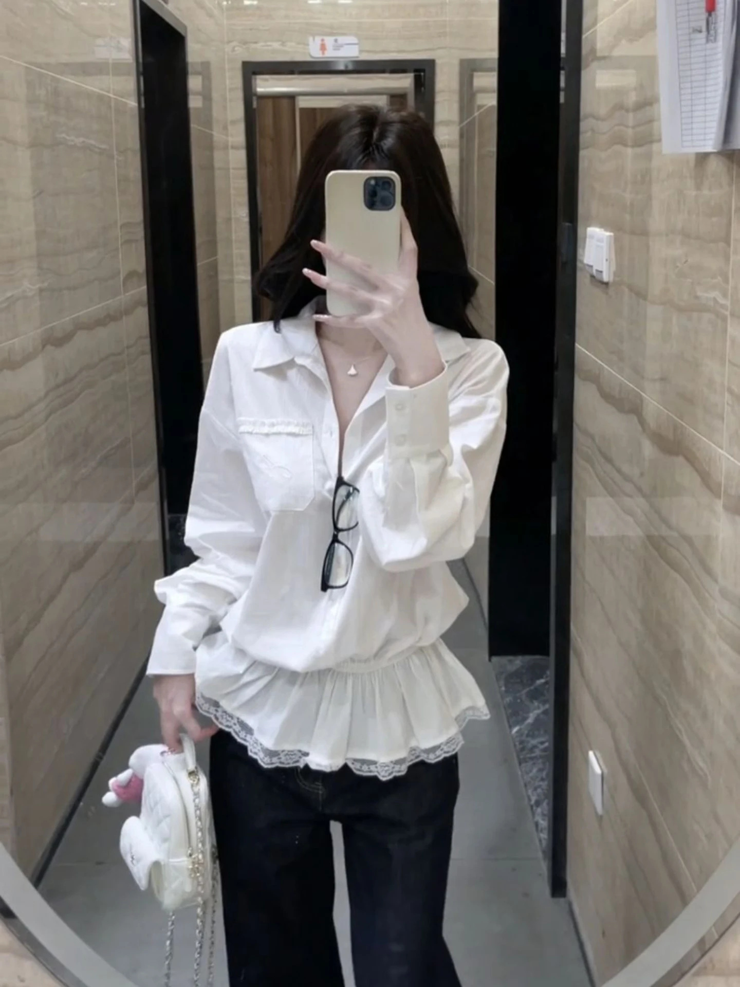Elegant White Lace Trim Shirt Women's Design Slimming Long Sleeve Floral Top for Autumn Fashionable Casual Breathable
Elegant White Lace Trim Shirt Women's Design Slimming Long Sleeve Floral Top for Autumn Fashionable Casual Breathable