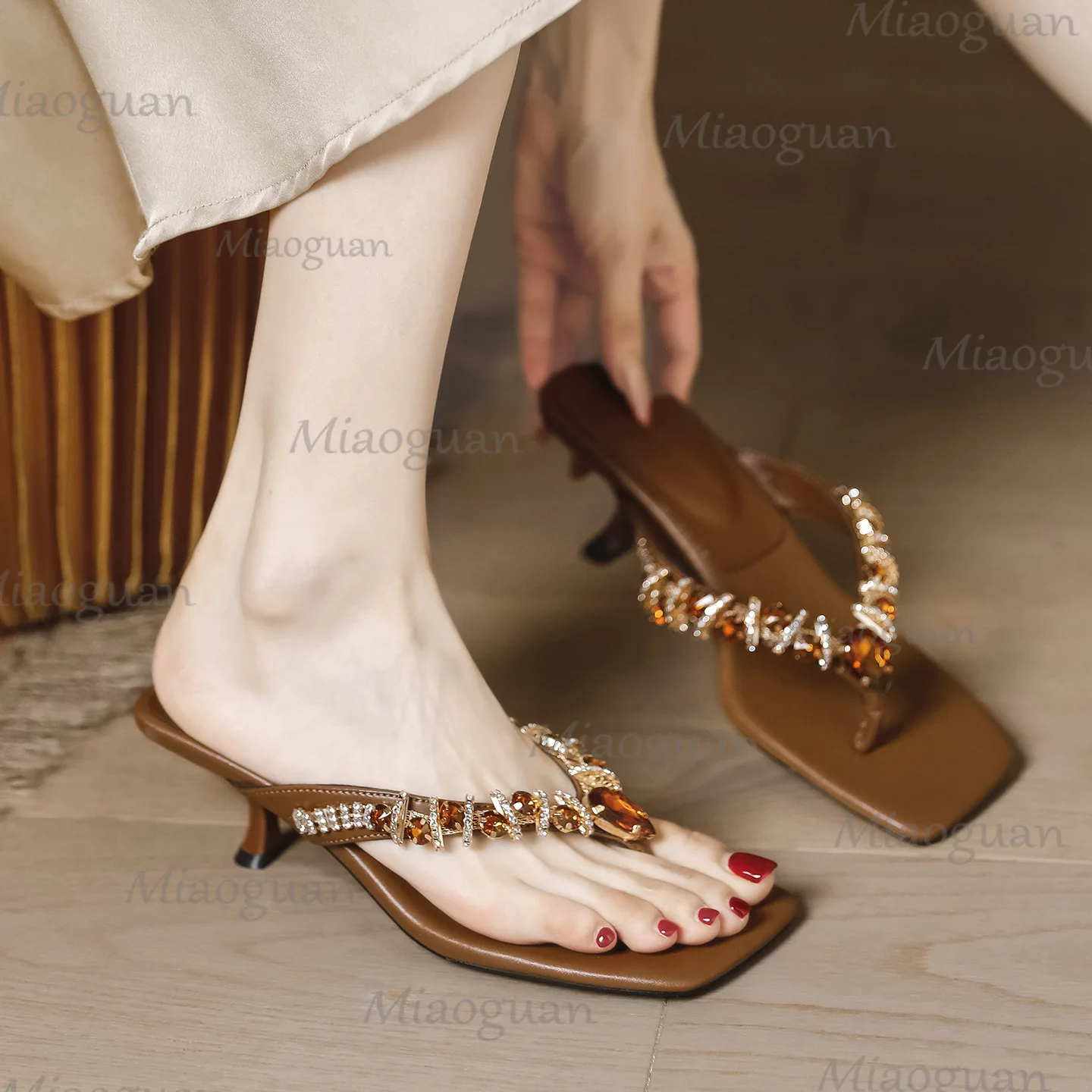 Luxury Rhinestone Low Heel Slippers Women 2026 Summer Lightweight Party Vacation Flip Flops Ladies Fashion Clip Toe Outdoor Shoe
Luxury Rhinestone Low Heel Slippers Women 2026 Summer Lightweight Party Vacation Flip Flops Ladies Fashion Clip Toe Outdoor Shoe
