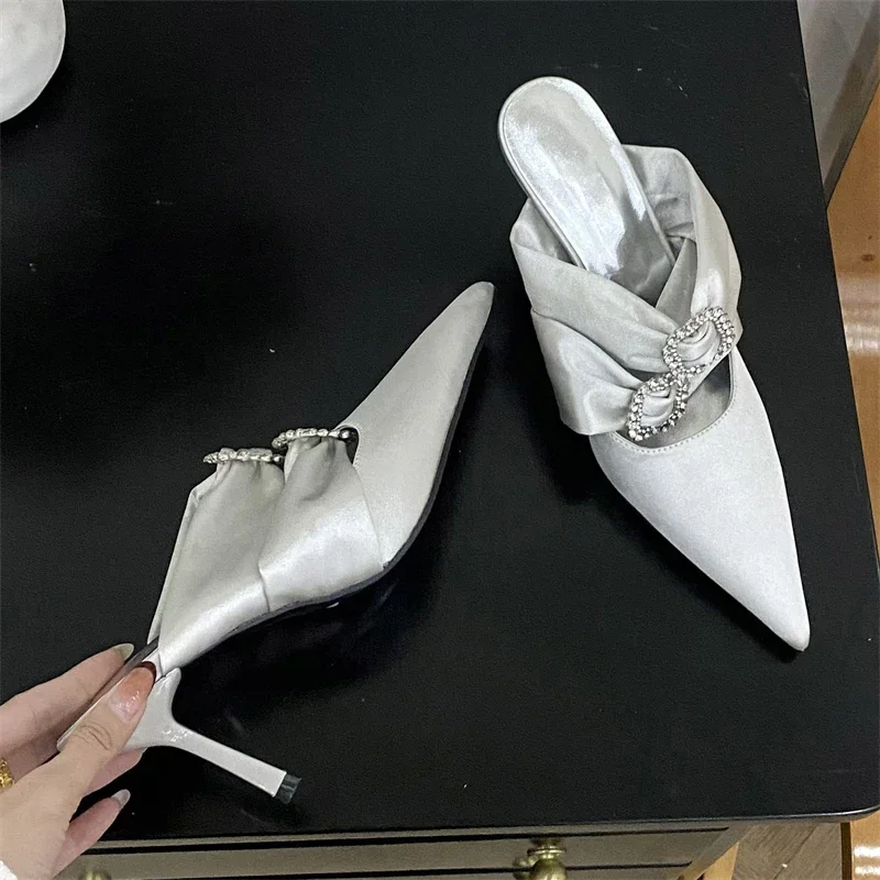 Модные атласные женские тапочки с узкой пряжкой, туфли-лодочки, элегантные туфли-лодочки на тонком высоком каблуке с острым носком
Модные атласные женские тапочки с узкой пряжкой, туфли-лодочки, элегантные туфли-лодочки на тонком высоком каблуке с острым носком