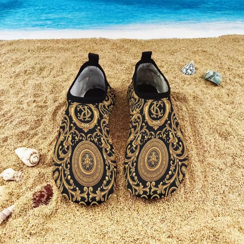 1 Pair Baroque Court Luxury Slides, CK Metal Pattern Black Gold Sandals, Non-slip Retro Embossed Slippers for Summer Beach
1 Pair Baroque Court Luxury Slides, CK Metal Pattern Black Gold Sandals, Non-slip Retro Embossed Slippers for Summer Beach
