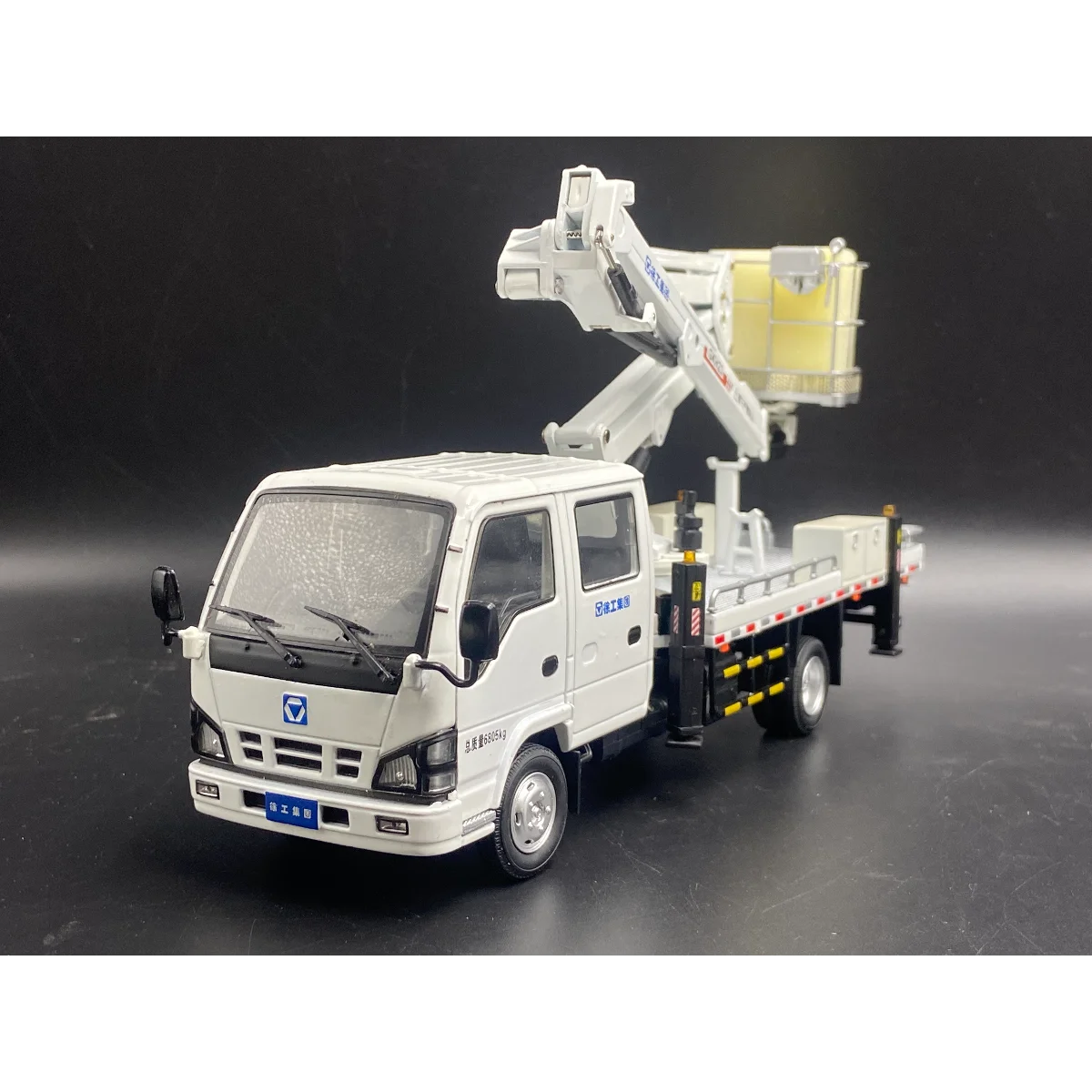 Литой под давлением масштаб 1:35 XCMG Isuzu GKH23 кран-подъемник воздушная рабочая платформа модель автомобиля из сплава Коллекционная игрушка в подарок сувенирный дисплей
Литой под давлением масштаб 1:35 XCMG Isuzu GKH23 кран-подъемник воздушная рабочая платформа модель автомобиля из сплава Коллекционная игрушка в подарок сувенирный дисплей