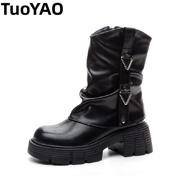 Женские ботильоны на платформе 6,5 см, короткие мотоциклетные ботинки на скрытой танкетке на массивном каблуке с пряжкой на осень-зиму 
Женские ботильоны на платформе 6,5 см, короткие мотоциклетные ботинки на скрытой танкетке на массивном каблуке с пряжкой на осень-зиму