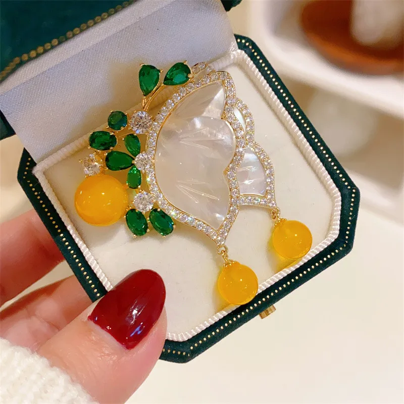 CC Luxury Brooch for Women Imitation Beeswax Natural Shell Cheongsam Pins Butterfly Shape High-end Temperament Lapel Pin B72
CC Luxury Brooch for Women Imitation Beeswax Natural Shell Cheongsam Pins Butterfly Shape High-end Temperament Lapel Pin B72