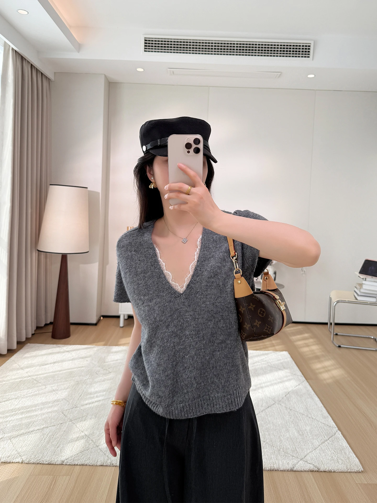 Ultrafine Soft Woolen Knitted Vest Short Sleeve V-Neck Lace Splicing Casual Style Women's Top Skin-friendly Grey Color
Ultrafine Soft Woolen Knitted Vest Short Sleeve V-Neck Lace Splicing Casual Style Women's Top Skin-friendly Grey Color