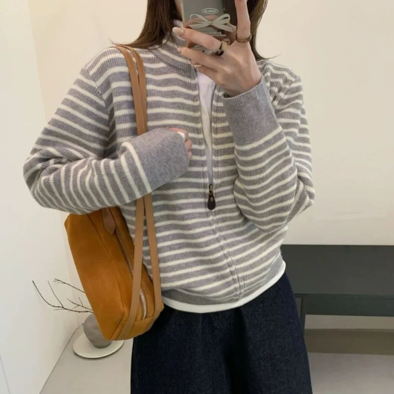 Korean Striped Sweater Stand-up Collar Zipper Knitted Cardigan Jacket Autumn and Winter 2026 New Fashion Sweater Top Women
Korean Striped Sweater Stand-up Collar Zipper Knitted Cardigan Jacket Autumn and Winter 2026 New Fashion Sweater Top Women
