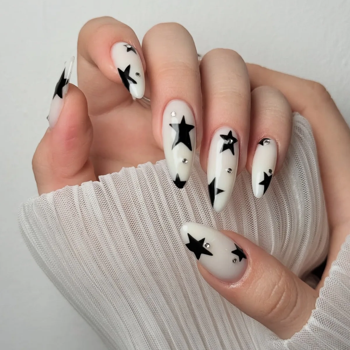 24PCS Simple White Almond False Nails Sweet Cool Black Stars with Diamonds Press on Nails Spice Girls Wearable Ins Nail Manicure
24PCS Simple White Almond False Nails Sweet Cool Black Stars with Diamonds Press on Nails Spice Girls Wearable Ins Nail Manicure