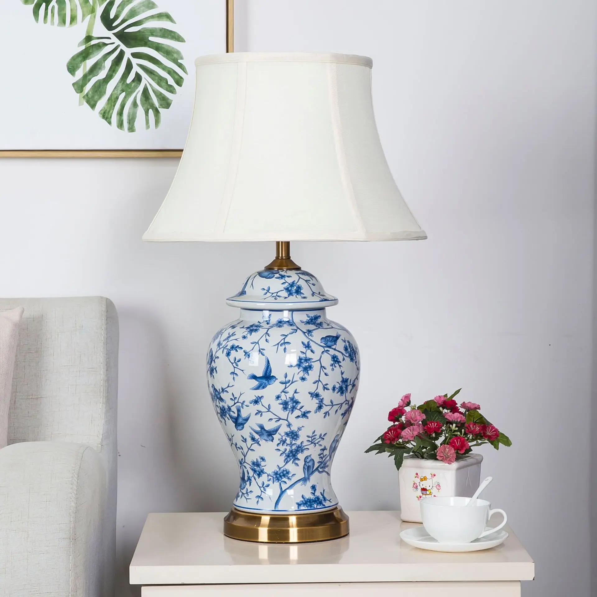New Chinese classical retro Jingdezhen ceramic desk lamp blue American living room bedroom bedside lamp
New Chinese classical retro Jingdezhen ceramic desk lamp blue American living room bedroom bedside lamp