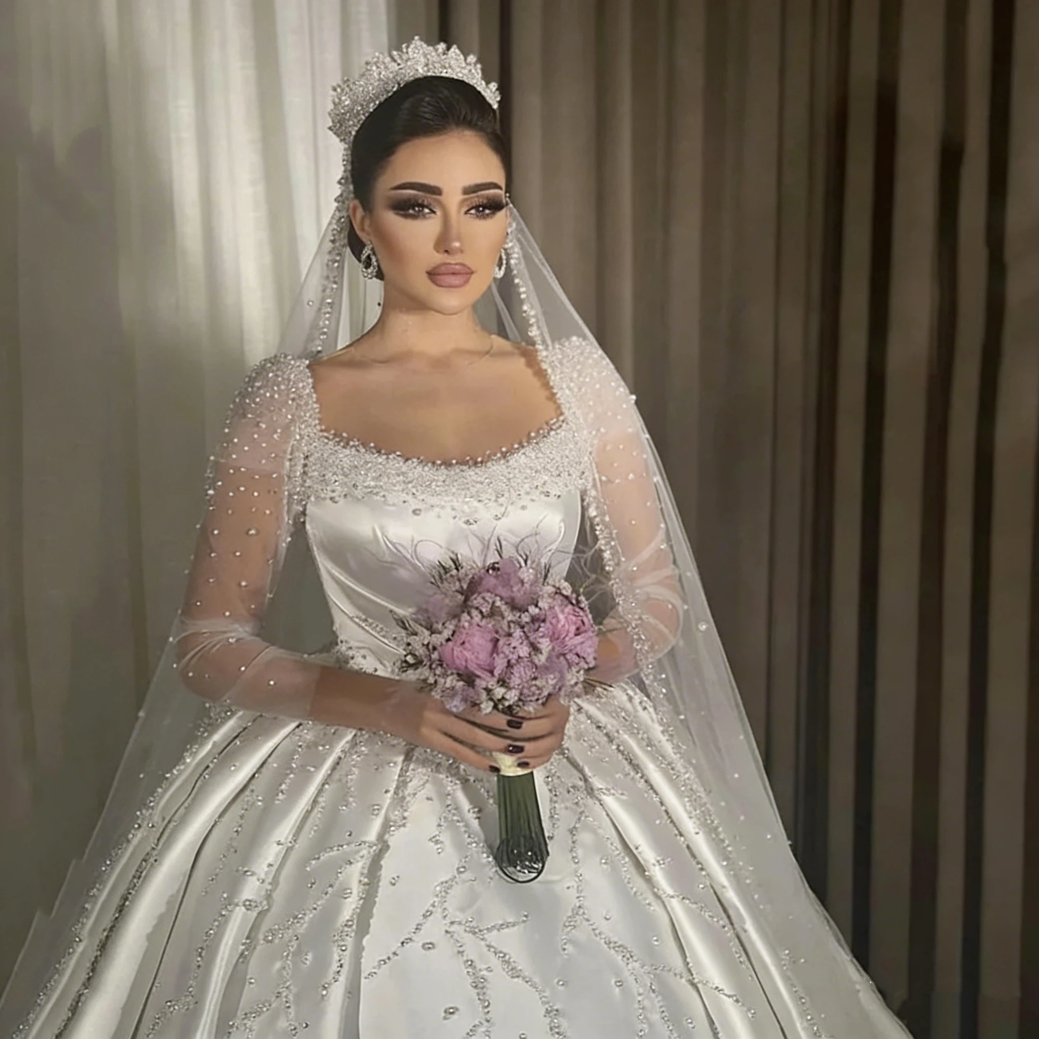 Elegant A-Line Satin Crystal Bead Decoration Wedding Dress Sexy Round Neck Long Sleeved Auditorium Bridal Gown Customized
Elegant A-Line Satin Crystal Bead Decoration Wedding Dress Sexy Round Neck Long Sleeved Auditorium Bridal Gown Customized