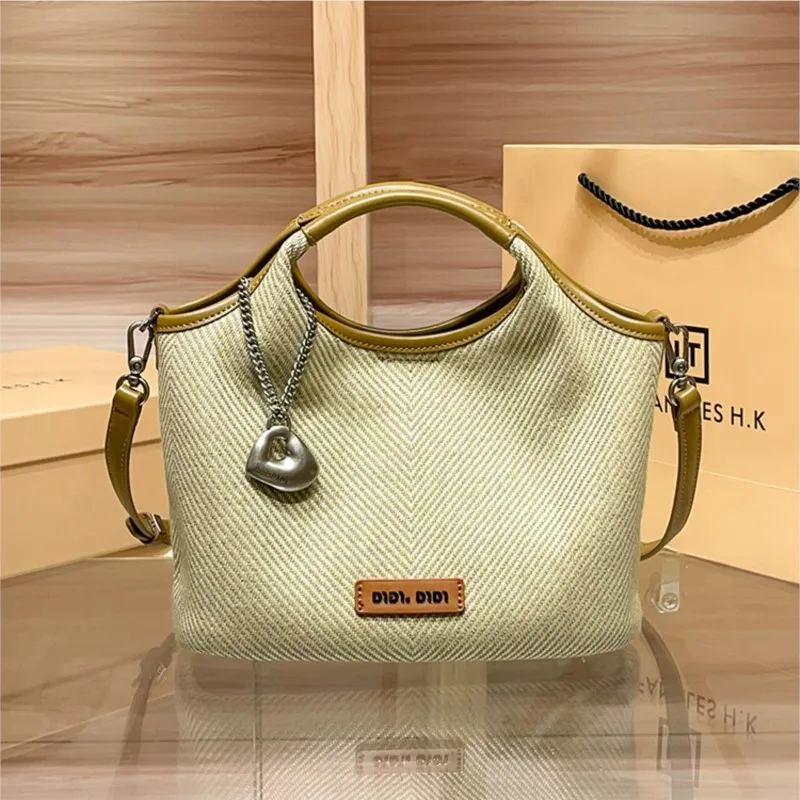 Light luxury brand women's handbag 2025 new high-end texture fashionable single shoulder crossbody bag carrying tote bag
Light luxury brand women's handbag 2025 new high-end texture fashionable single shoulder crossbody bag carrying tote bag