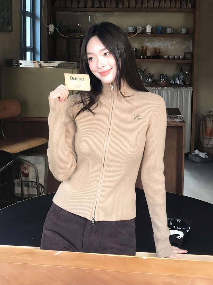 Ретро-американская вязаная кофта-жакет для женщин, новинка ранней весны, с двойной молнией, приталенная, стройнящая, с длинными рукавами.
Ретро-американская вязаная кофта-жакет для женщин, новинка ранней весны, с двойной молнией, приталенная, стройнящая, с длинными рукавами.