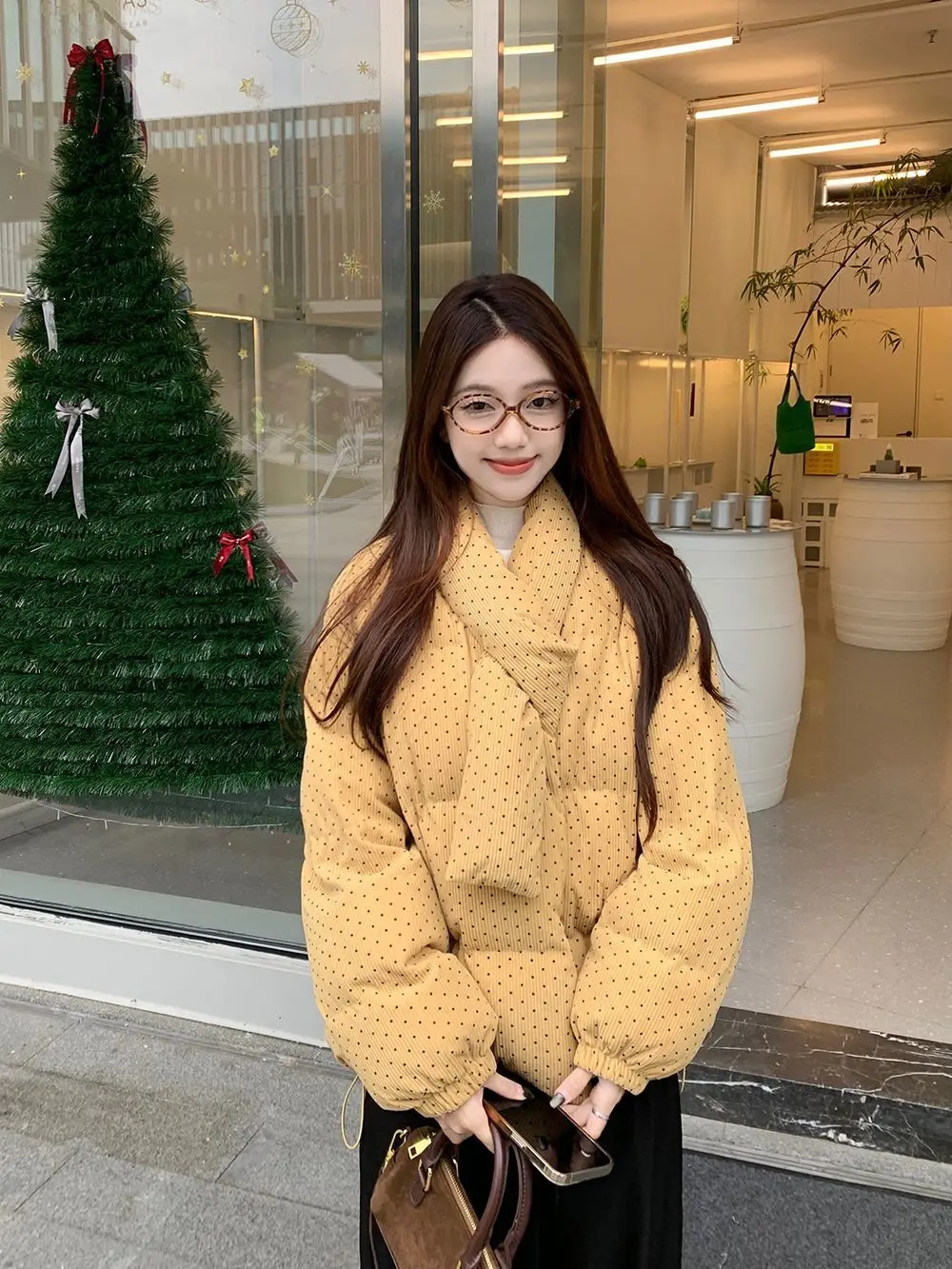 Женские пуховики-парки: легкие городские утепленные модели с искусственной подкладкой, приталенные, из чистого тканого материала, стеганые, простые и стильные.
Женские пуховики-парки: легкие городские утепленные модели с искусственной подкладкой, приталенные, из чистого тканого материала, стеганые, простые и стильные.