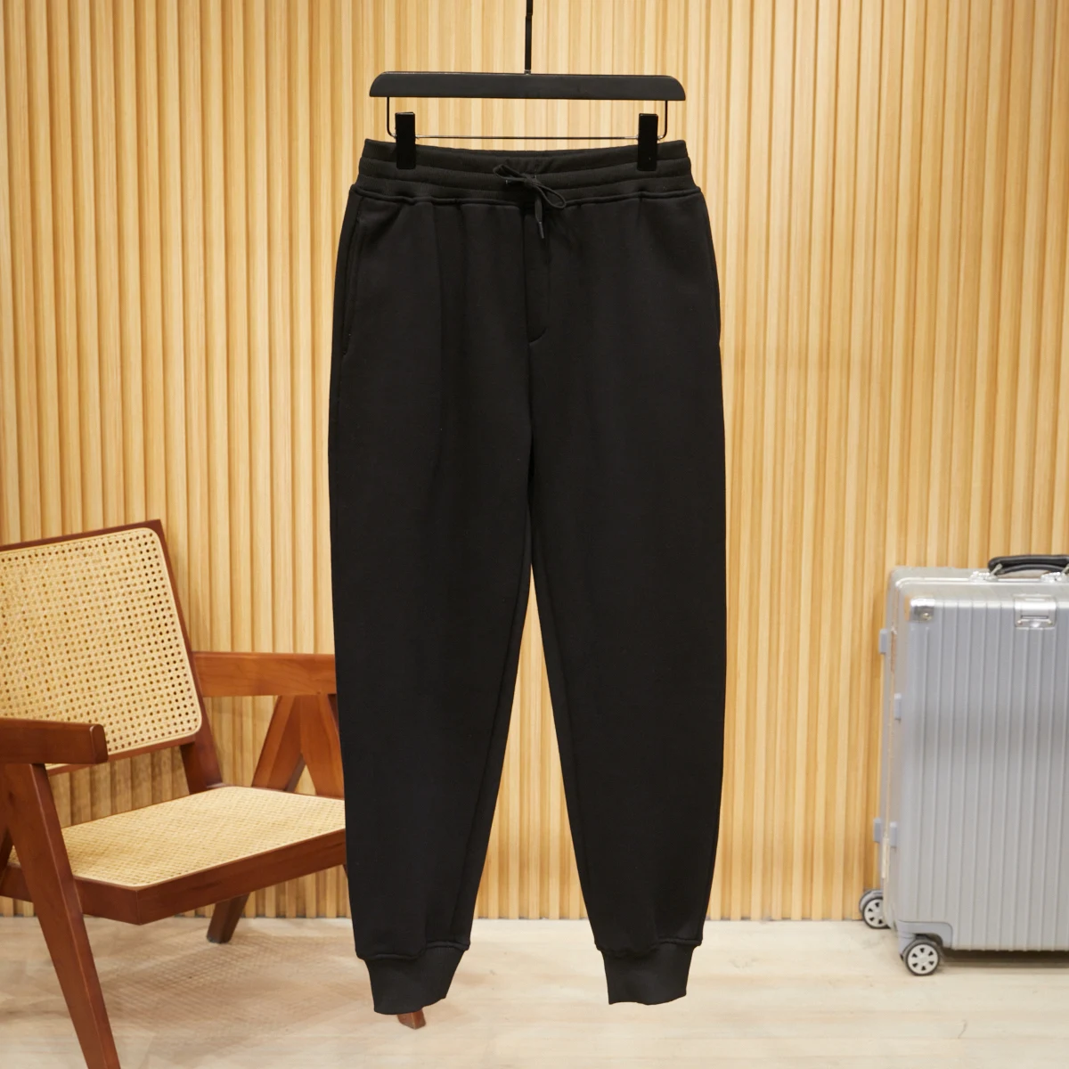 Мужские утепленные спортивные повседневные брюки на флисовой подкладке с завязками на талии, осенне-зимние, прямого кроя, длинные, модные, в городском стиле
Мужские утепленные спортивные повседневные брюки на флисовой подкладке с завязками на талии, осенне-зимние, прямого кроя, длинные, модные, в городском стиле