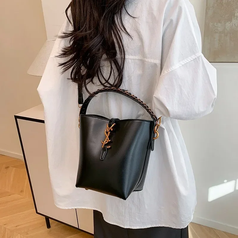 Дизайнерская кожаная женская сумка через плечо, сумка-мессенджер, элегантная классическая популярная сумка
Дизайнерская кожаная женская сумка через плечо, сумка-мессенджер, элегантная классическая популярная сумка