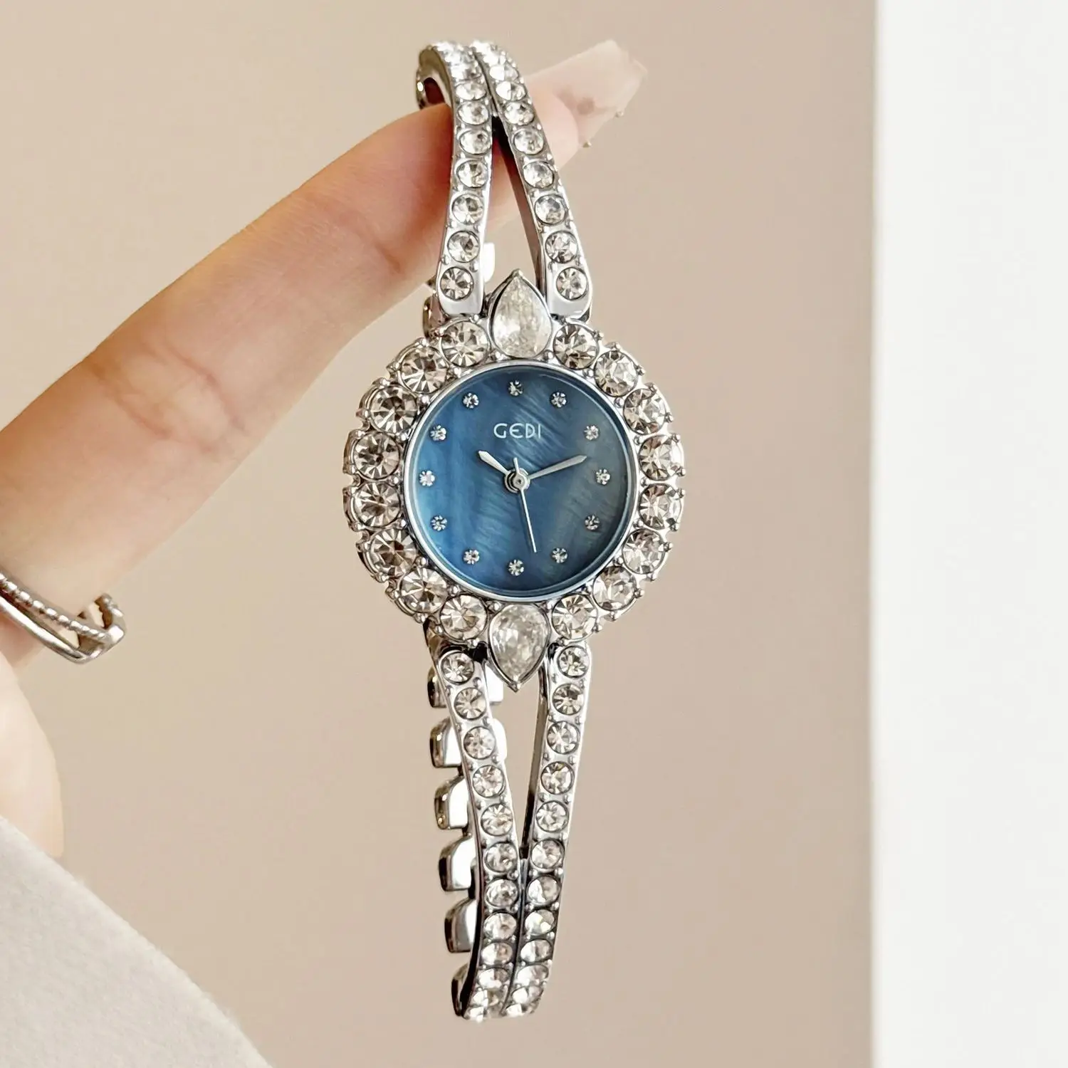 Vintage Luxury Women's Sunflower Diamond-Set Bracelet Quartz Watch,Perfect with Dresses for Parties, a Great Gift for Women
Vintage Luxury Women's Sunflower Diamond-Set Bracelet Quartz Watch,Perfect with Dresses for Parties, a Great Gift for Women