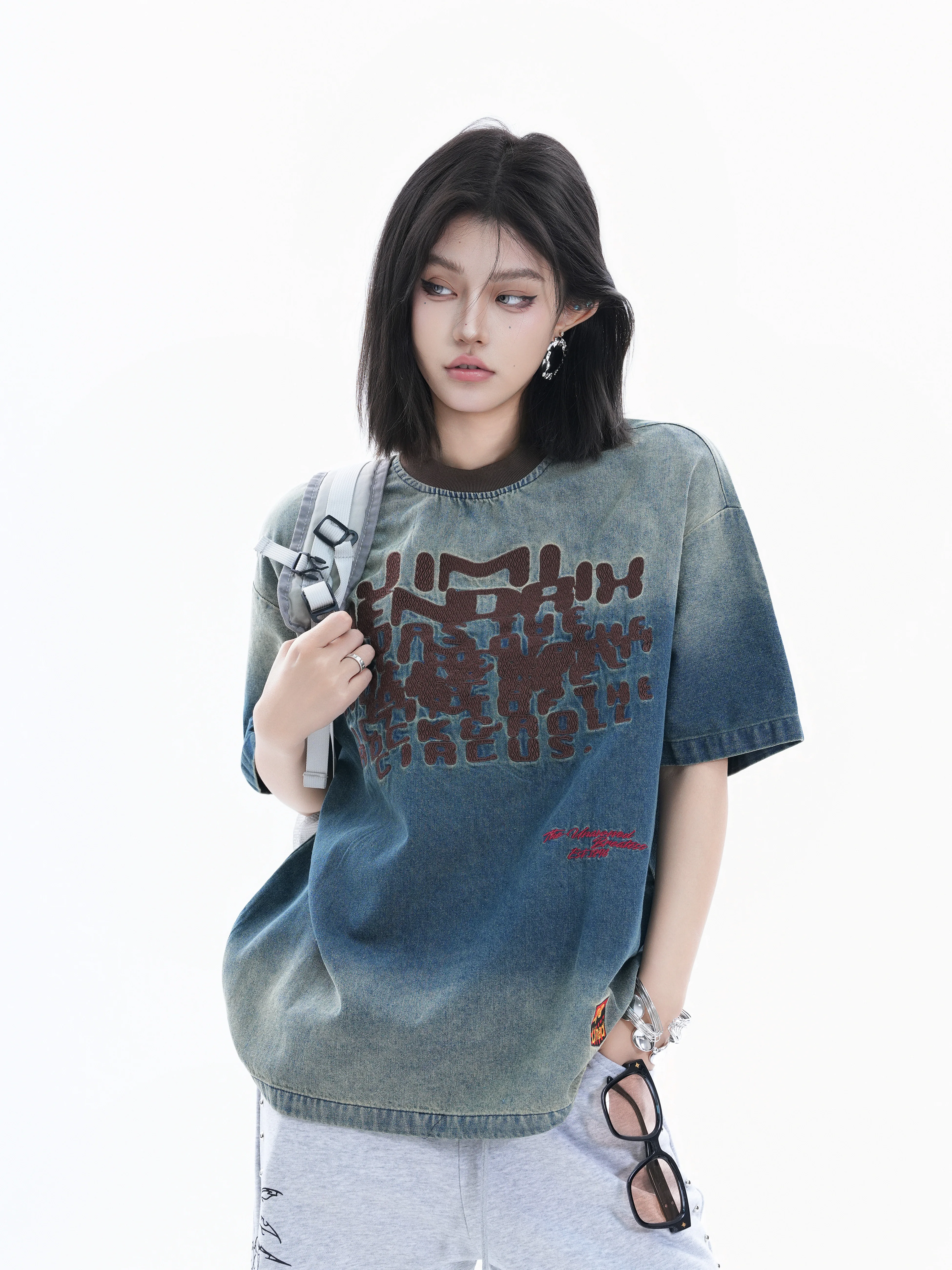 Retro American Gradient Denim Short Sleeve T-Shirt Women's INS Letter Print Couple Tops Worn-look Fashion Cotton Tee
Retro American Gradient Denim Short Sleeve T-Shirt Women's INS Letter Print Couple Tops Worn-look Fashion Cotton Tee