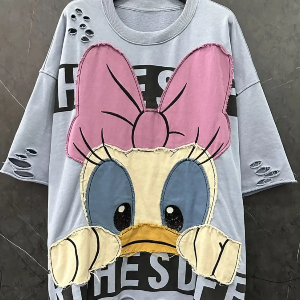 Disney Daisy 2023, весенний новый дизайн для пирсинга, футболки с вышивкой, милая свободная повседневная футболка с короткими рукавами с героями мультфильмов, модный топ в стиле хип-хоп
Disney Daisy 2023, весенний новый дизайн для пирсинга, футболки с вышивкой, милая свободная повседневная футболка с короткими рукавами с героями мультфильмов, модный топ в стиле хип-хоп