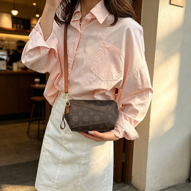 Casual Outdoor Tote Bag Women Popular Classic Features Retro Vintage Design Fashionable Leather Bag
Casual Outdoor Tote Bag Women Popular Classic Features Retro Vintage Design Fashionable Leather Bag