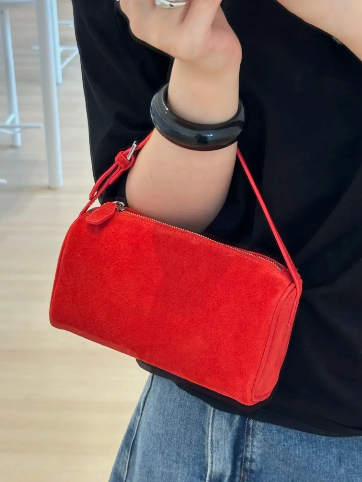Ins Hot Sale Chic Designer Small Horizontal Cylinder Flap Crossbody Bag for Women Natural Suede Leather Soft Female Shoulder Bag
Ins Hot Sale Chic Designer Small Horizontal Cylinder Flap Crossbody Bag for Women Natural Suede Leather Soft Female Shoulder Bag