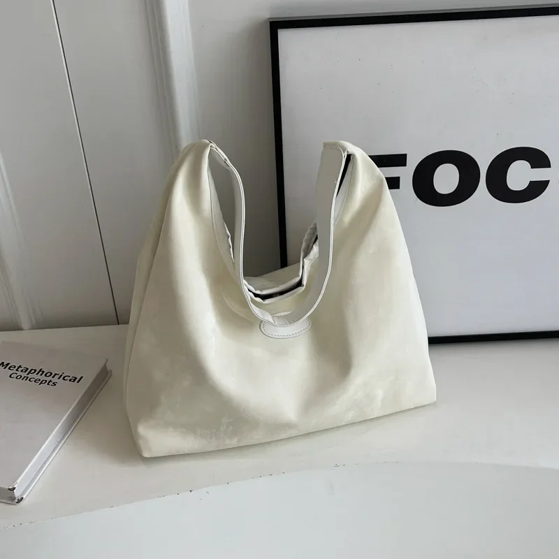 Retro simple casual commuter bag large-capacity women's relaxation shoulder bag
Retro simple casual commuter bag large-capacity women's relaxation shoulder bag