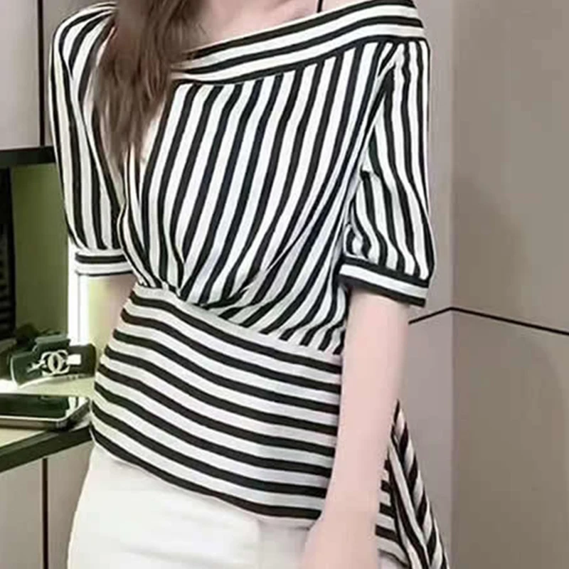 In the summer of 2024, the new women's chiffon shirt stripes are slim and irregular, and the ladies' temperament fashion tops.
In the summer of 2024, the new women's chiffon shirt stripes are slim and irregular, and the ladies' temperament fashion tops.