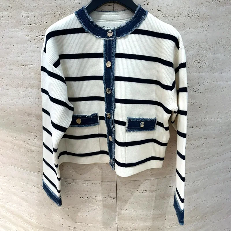 Spring 2025 HEIDD S Home Small Fraance Sle Knitted Top with Denim Patchwork Stripes Asymmetrical Hemline Office Lady Sle
Spring 2025 HEIDD S Home Small Fraance Sle Knitted Top with Denim Patchwork Stripes Asymmetrical Hemline Office Lady Sle