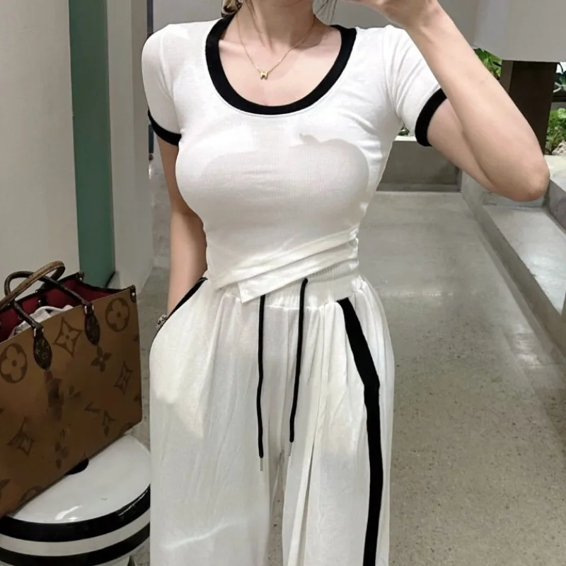 Summer New Women's Short T-shirt Wide Leg Pants U-Neck Design Sensation Color Collision Casual Slimming Two-Piece Set
Summer New Women's Short T-shirt Wide Leg Pants U-Neck Design Sensation Color Collision Casual Slimming Two-Piece Set
