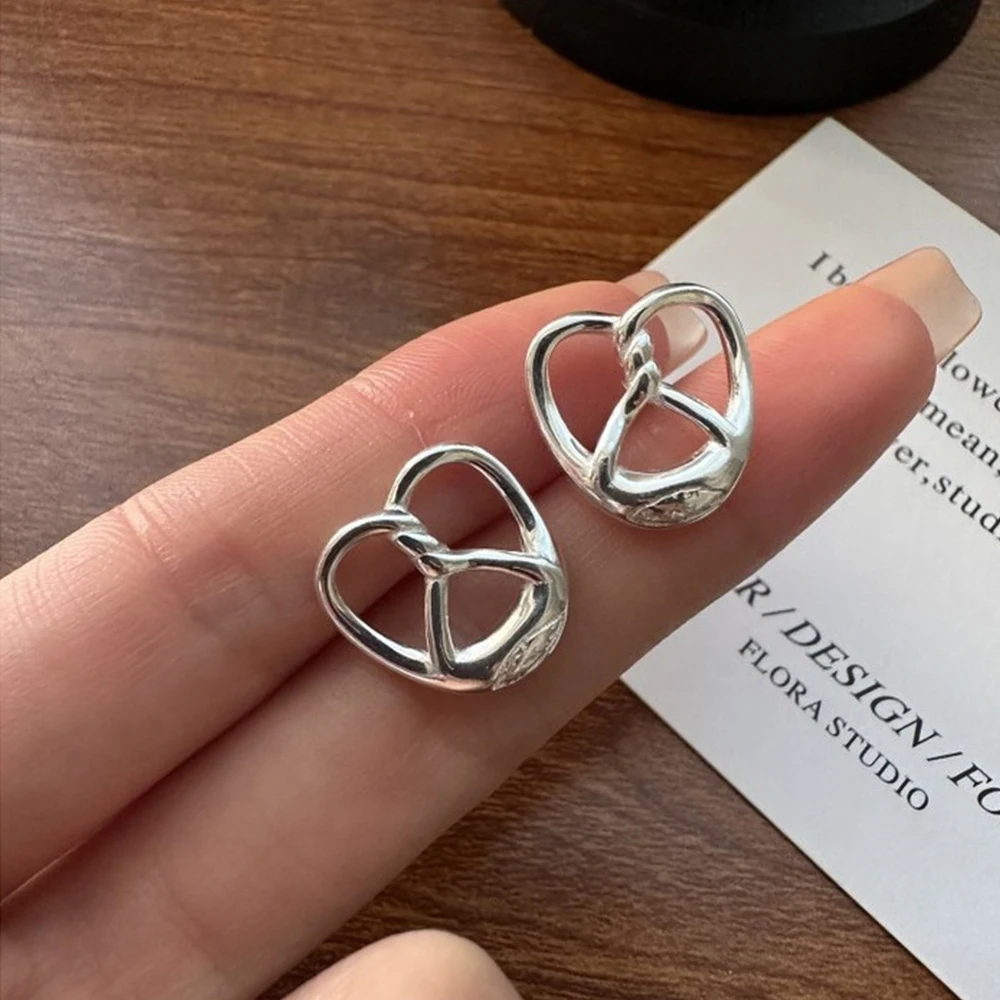 Sterling silver alkaline water bag earrings, Korean version autumn and winter earrings, simple and fashionable jewelry
Sterling silver alkaline water bag earrings, Korean version autumn and winter earrings, simple and fashionable jewelry